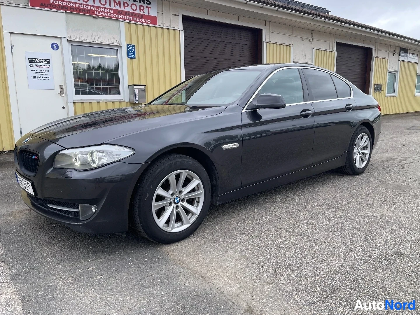Harmaa BMW 523i 2010, etuviisto, keula vasemmalle, kuva 2