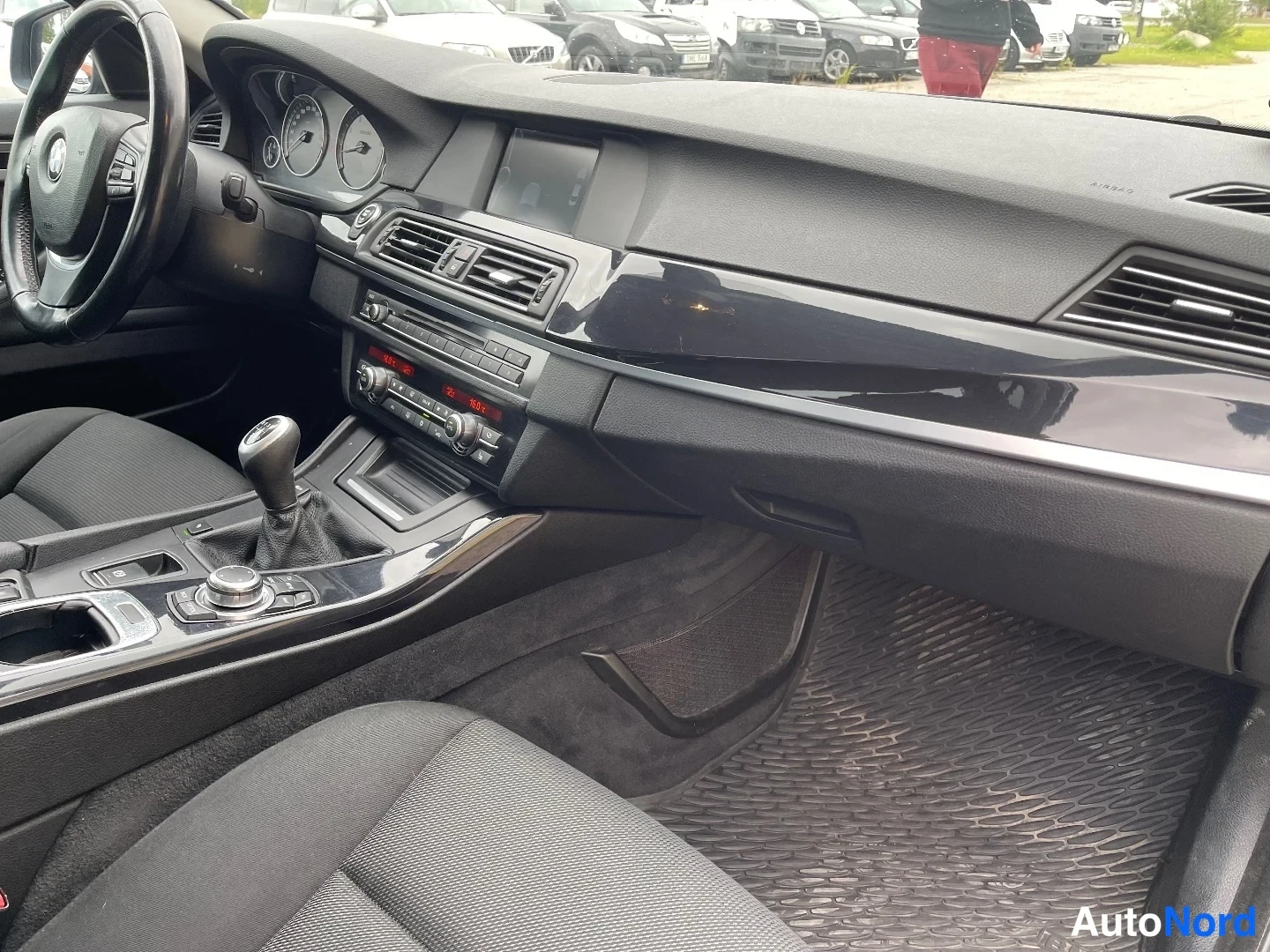 Harmaa BMW 523i 2010, ohjaamo, kuva 13