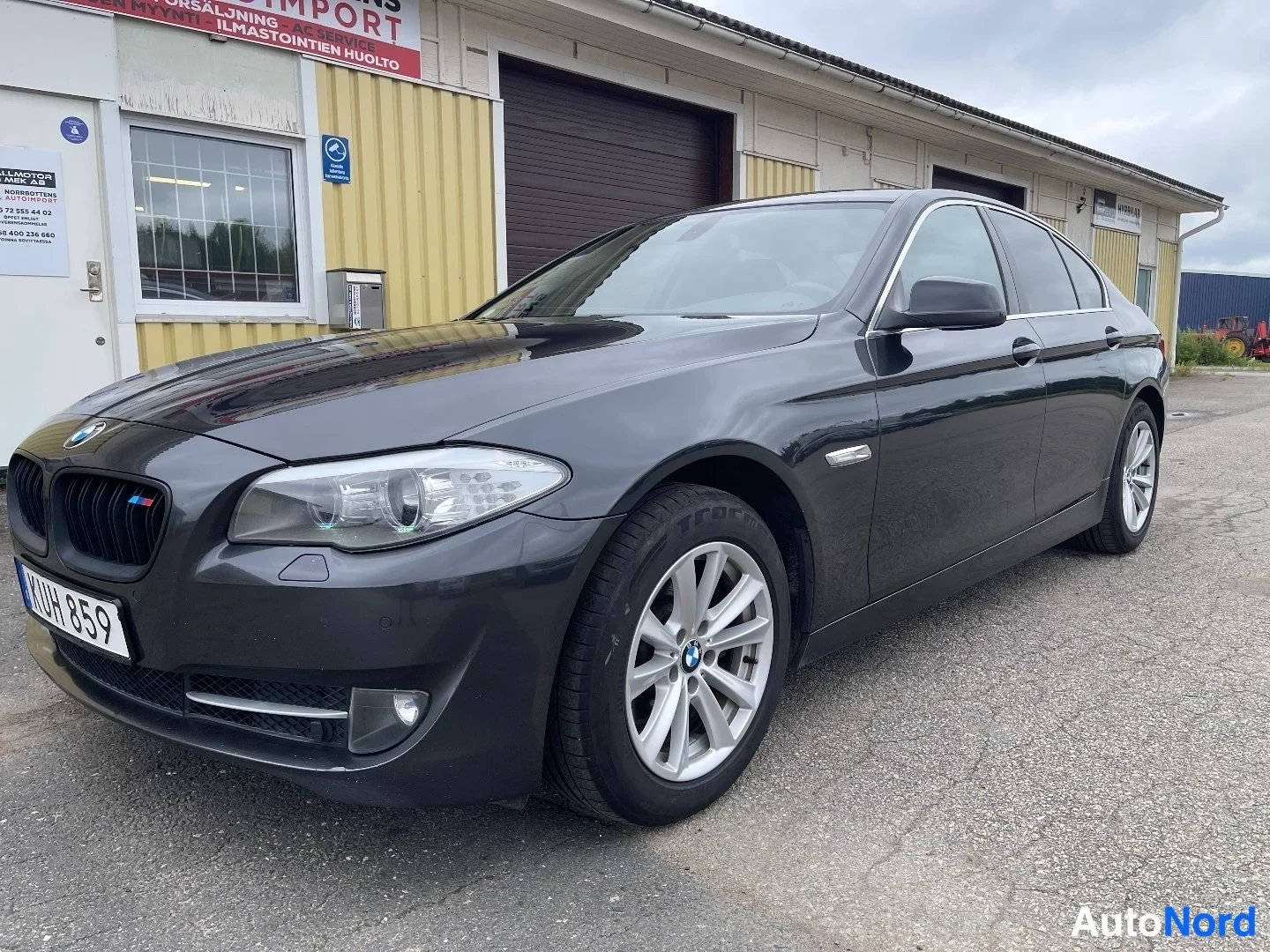 Harmaa BMW 523i 2010, etuviisto, keula vasemmalle, kuva 3