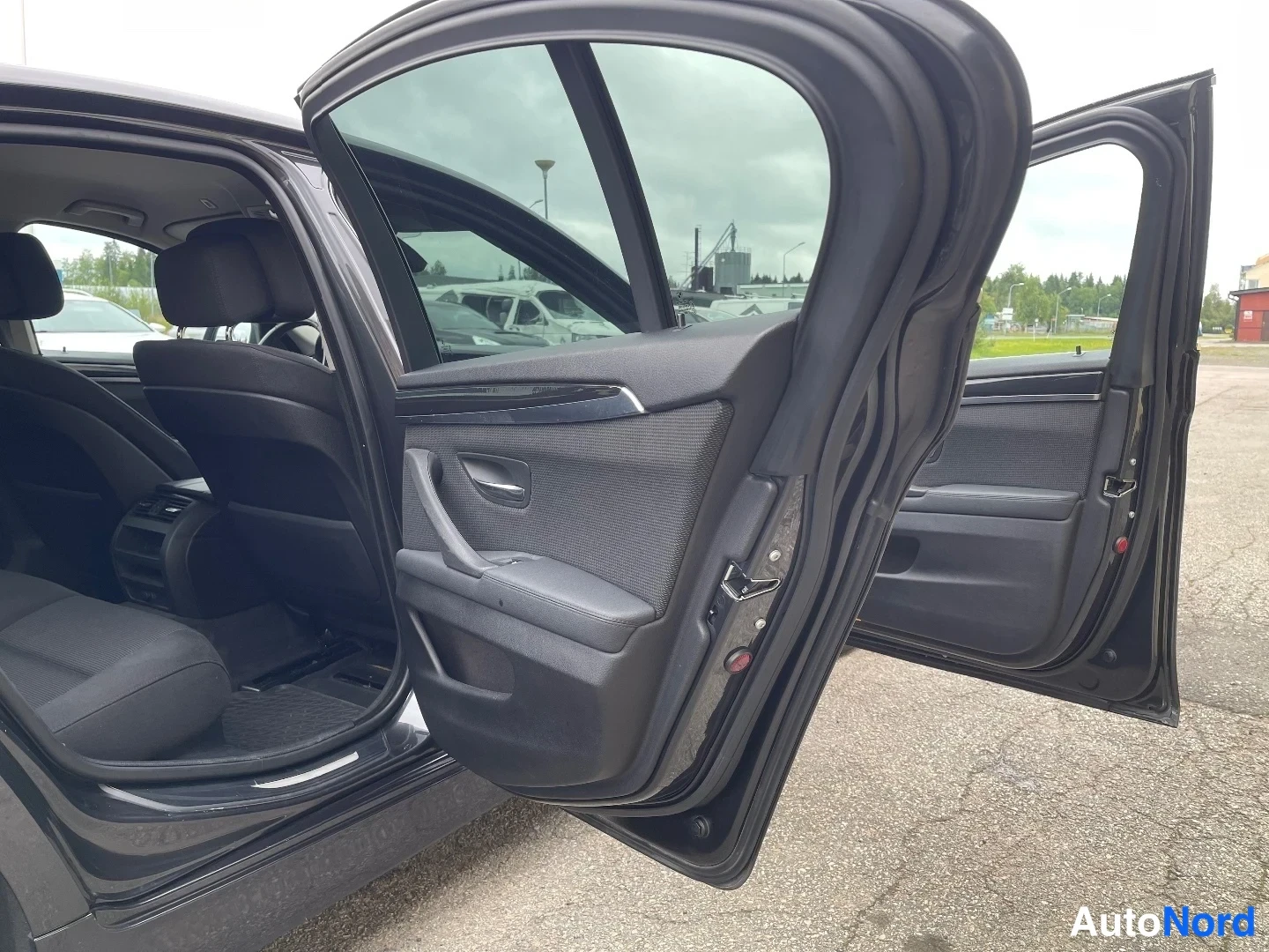Harmaa BMW 523i 2010, ohjaamo, kuva 14
