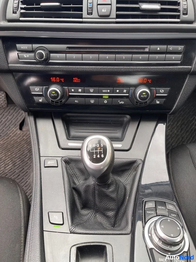 Harmaa BMW 523i 2010, ohjaamo, kuva 15
