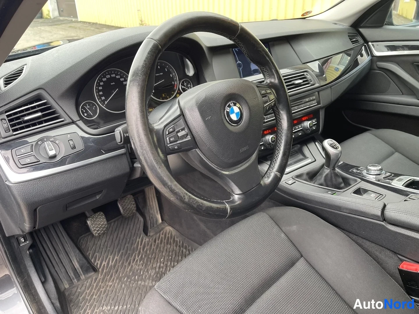Harmaa BMW 523i 2010, ohjaamo, kuva 16