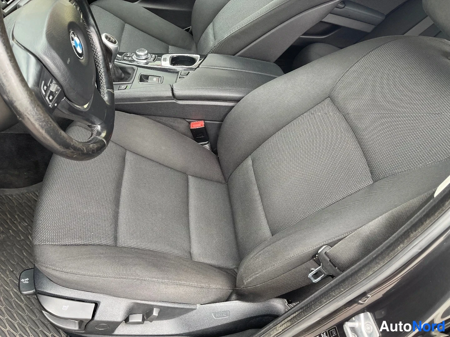 Harmaa BMW 523i 2010, etuistuimet, kuva 18