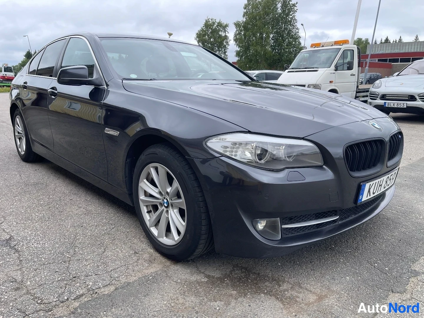 Harmaa BMW 523i 2010, etuviisto, keula oikealle, kuva 8