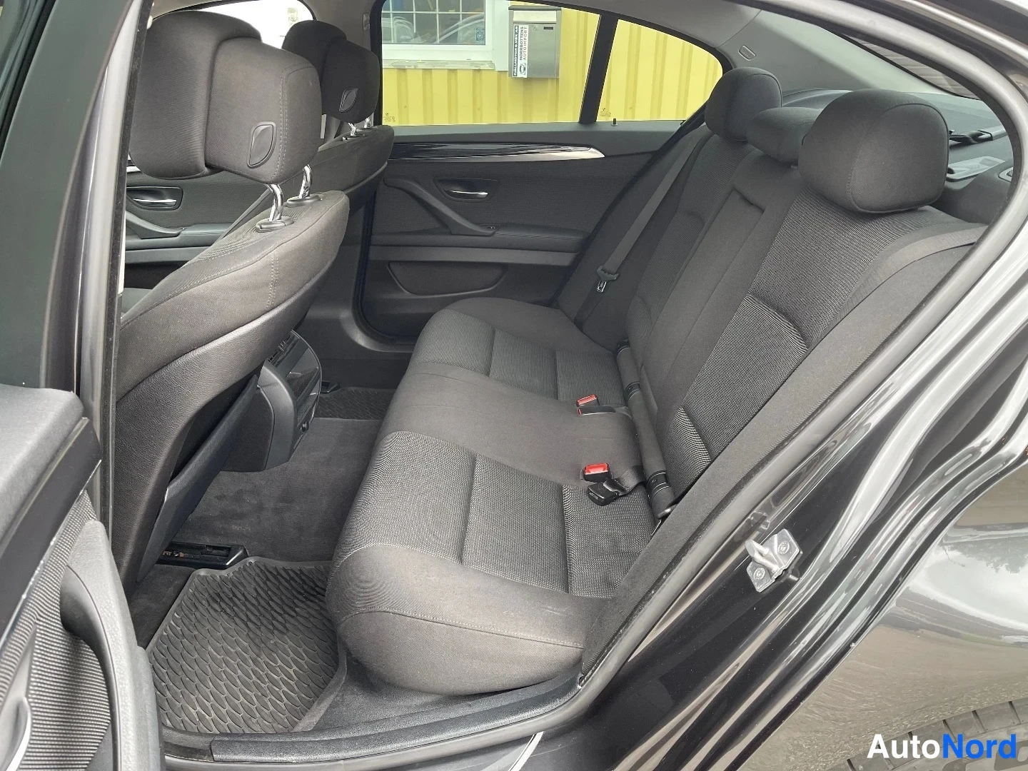 Harmaa BMW 523i 2010, takaistuimet, kuva 22