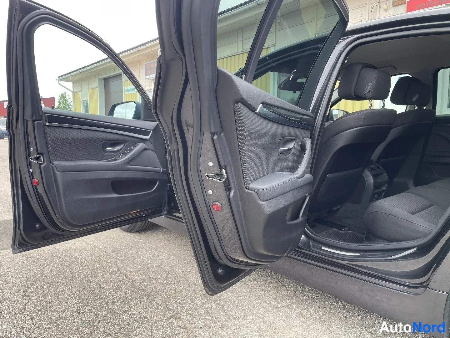 Harmaa BMW 523i 2010, takaistuimet, kuva 23