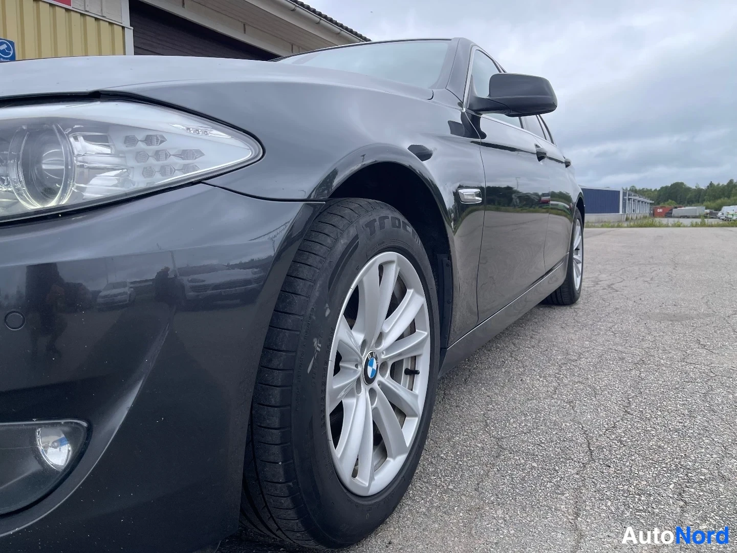 Harmaa BMW 523i 2010, yksityiskohta, kuva 38