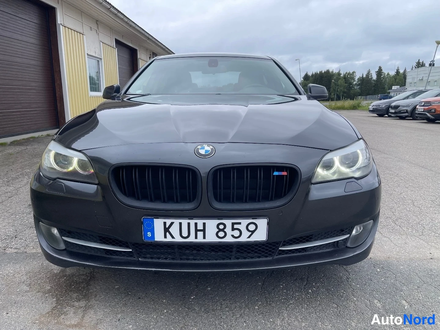 Harmaa BMW 523i 2010, edestä, kuva 10