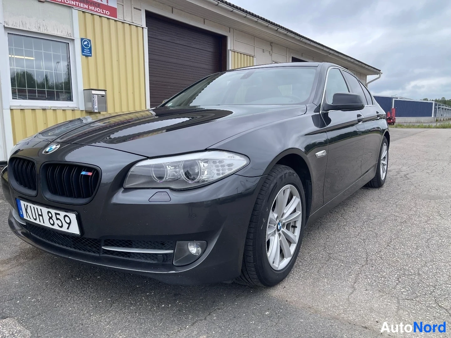 Harmaa BMW 523i 2010, etuviisto, keula vasemmalle, kuva 4