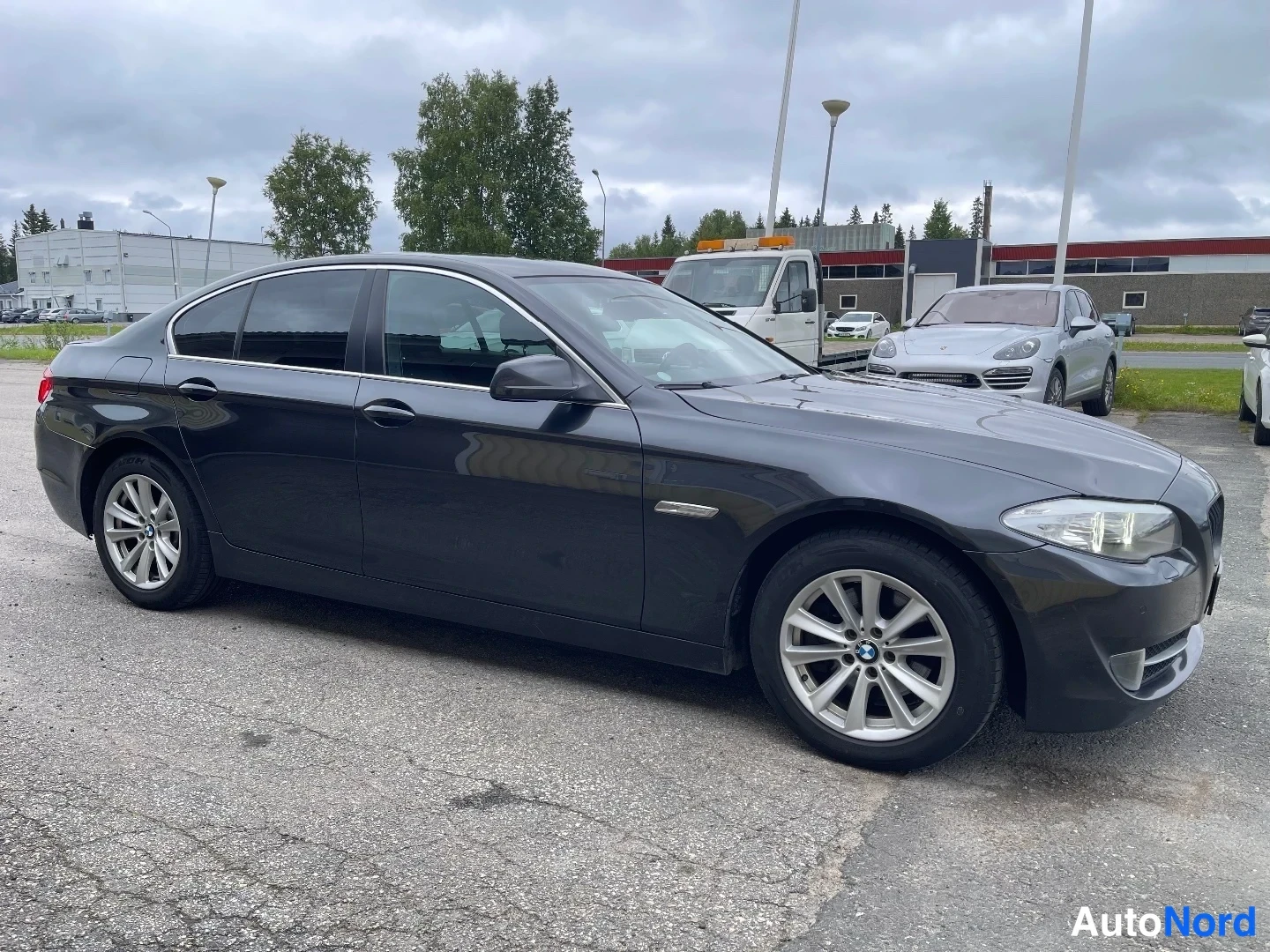 Harmaa BMW 523i 2010, etuviisto, keula oikealle, kuva 6