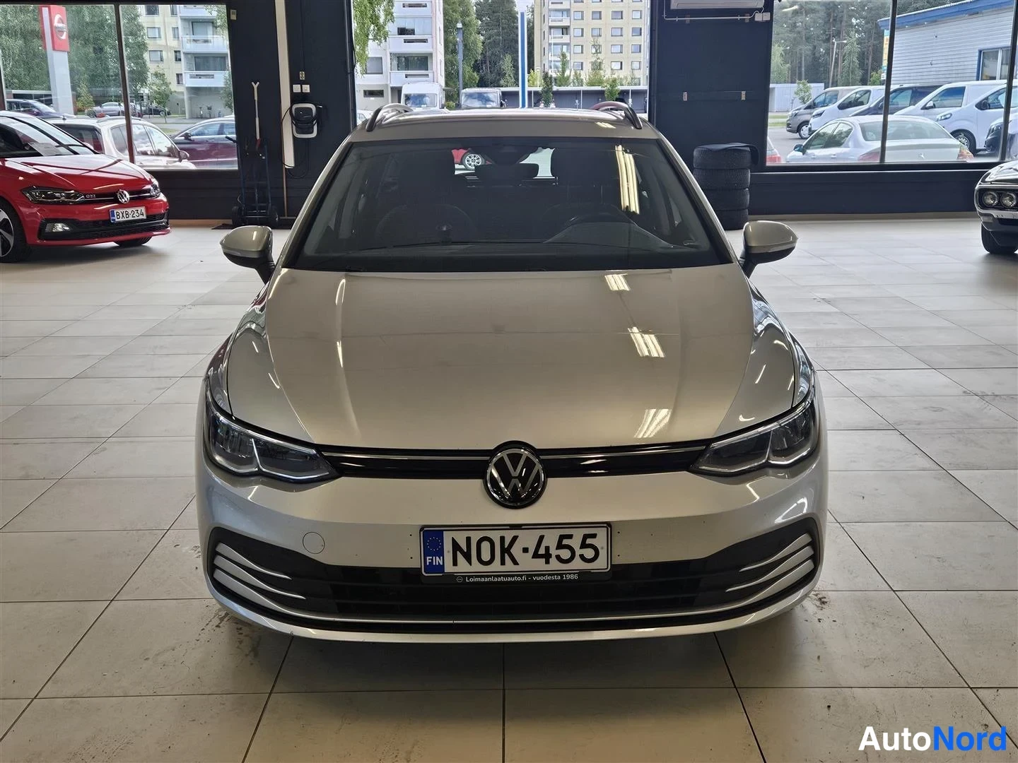 Silver Volkswagen Golf Variant 2021, framifrån, bild 3