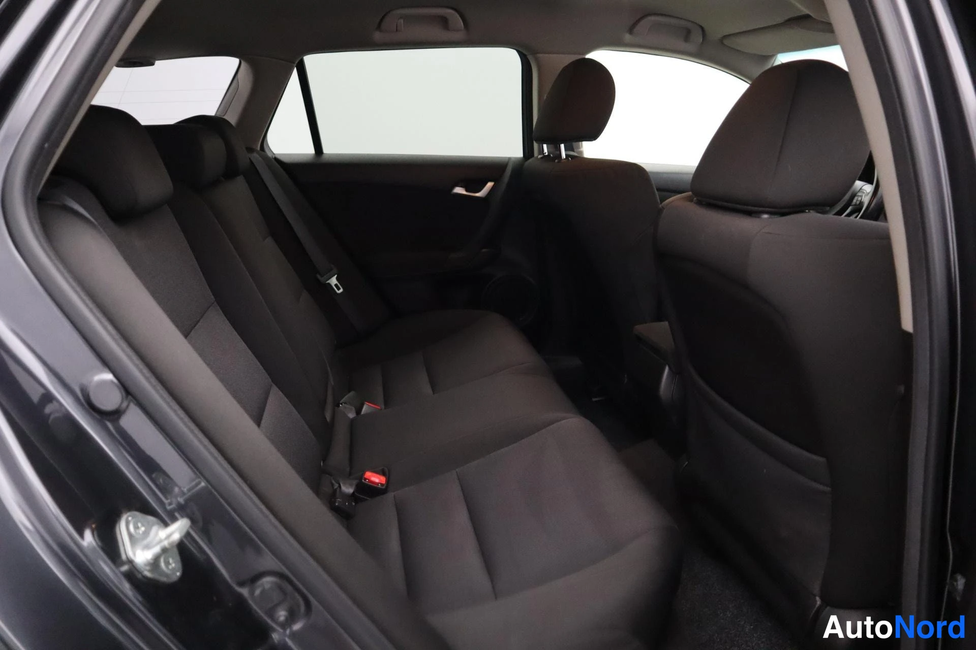 Harmaa Honda Accord 2014, takaistuimet, kuva 14