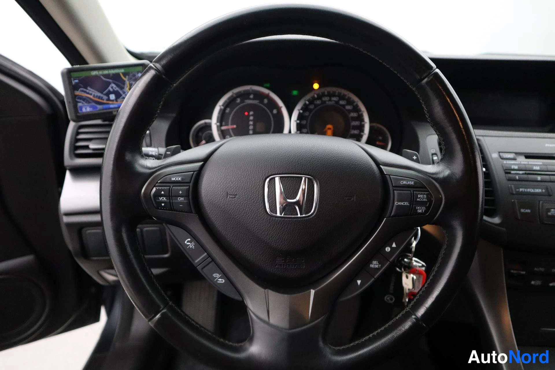 Harmaa Honda Accord 2014, ohjaamo, kuva 11