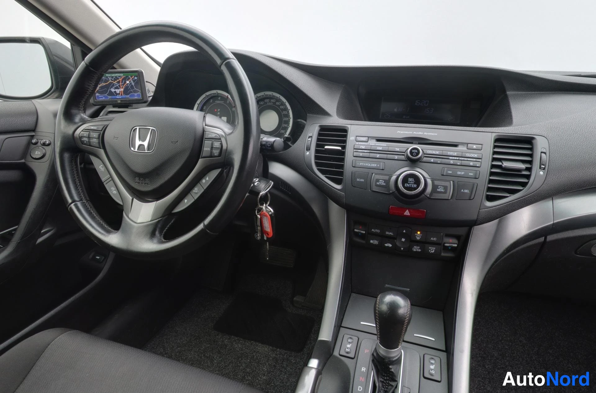 Harmaa Honda Accord 2014, ohjaamo, kuva 8