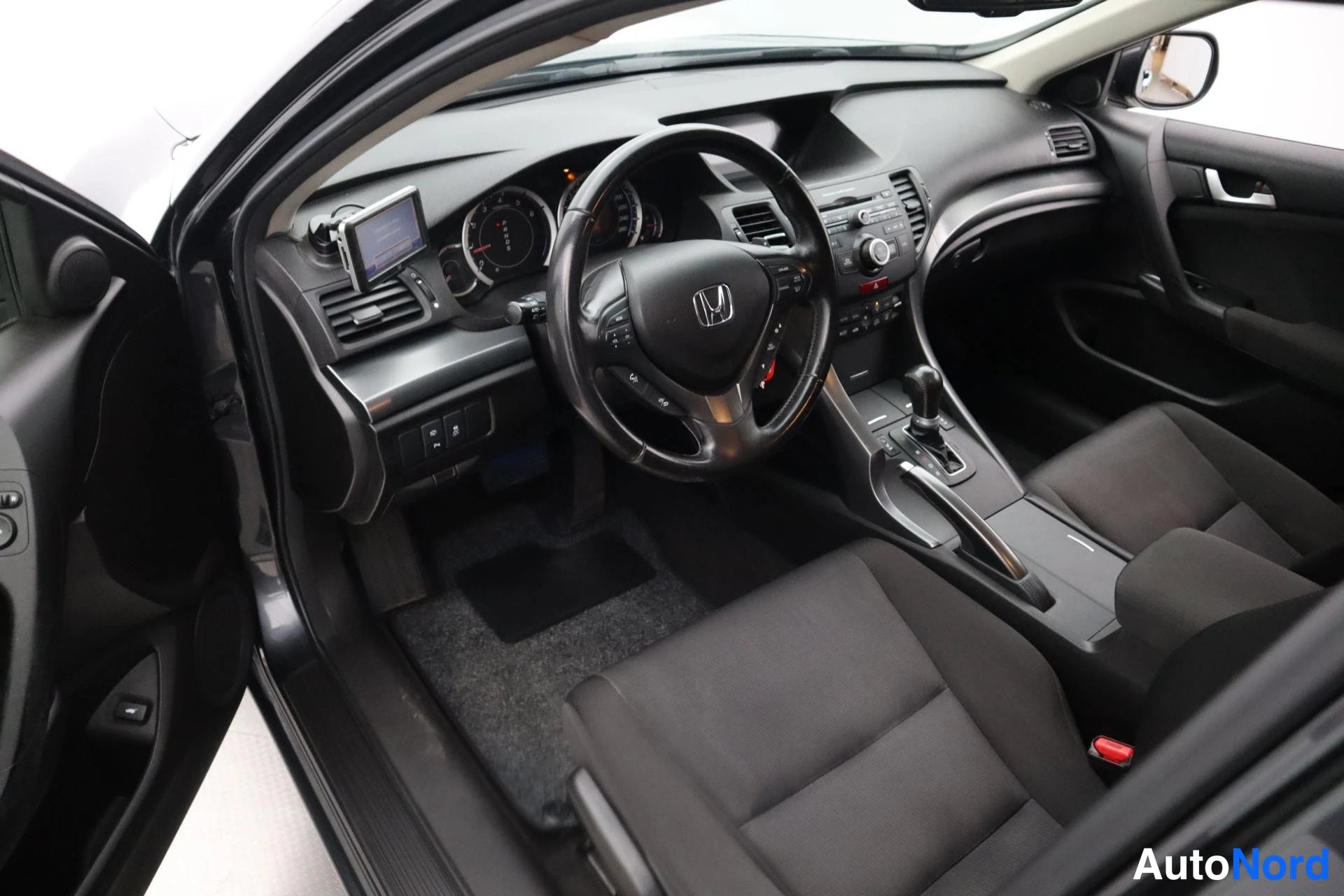 Harmaa Honda Accord 2014, ohjaamo, kuva 9