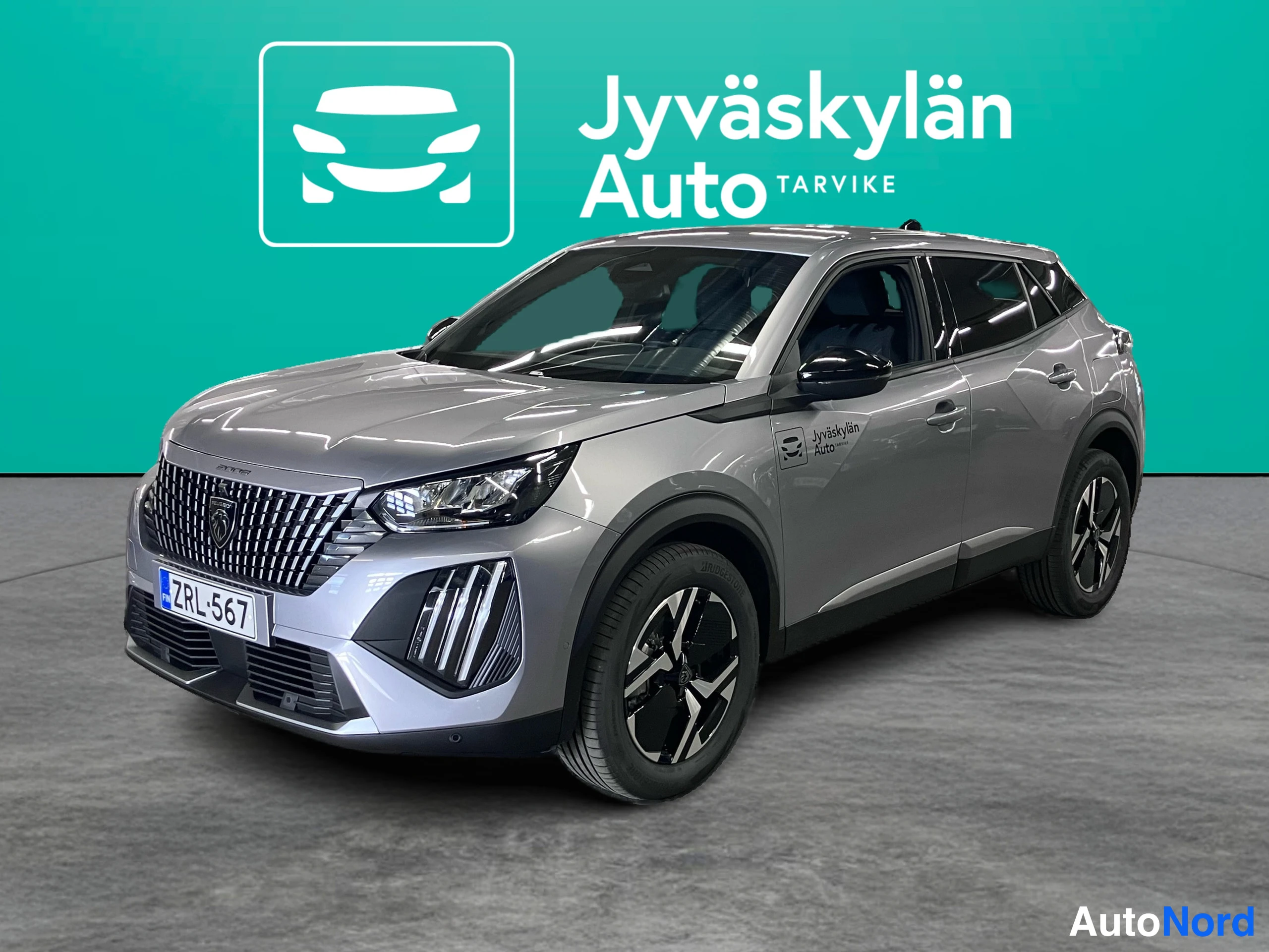Grå Peugeot 2008 2026, snett framifrån, fronten åt vänster, bild 2
