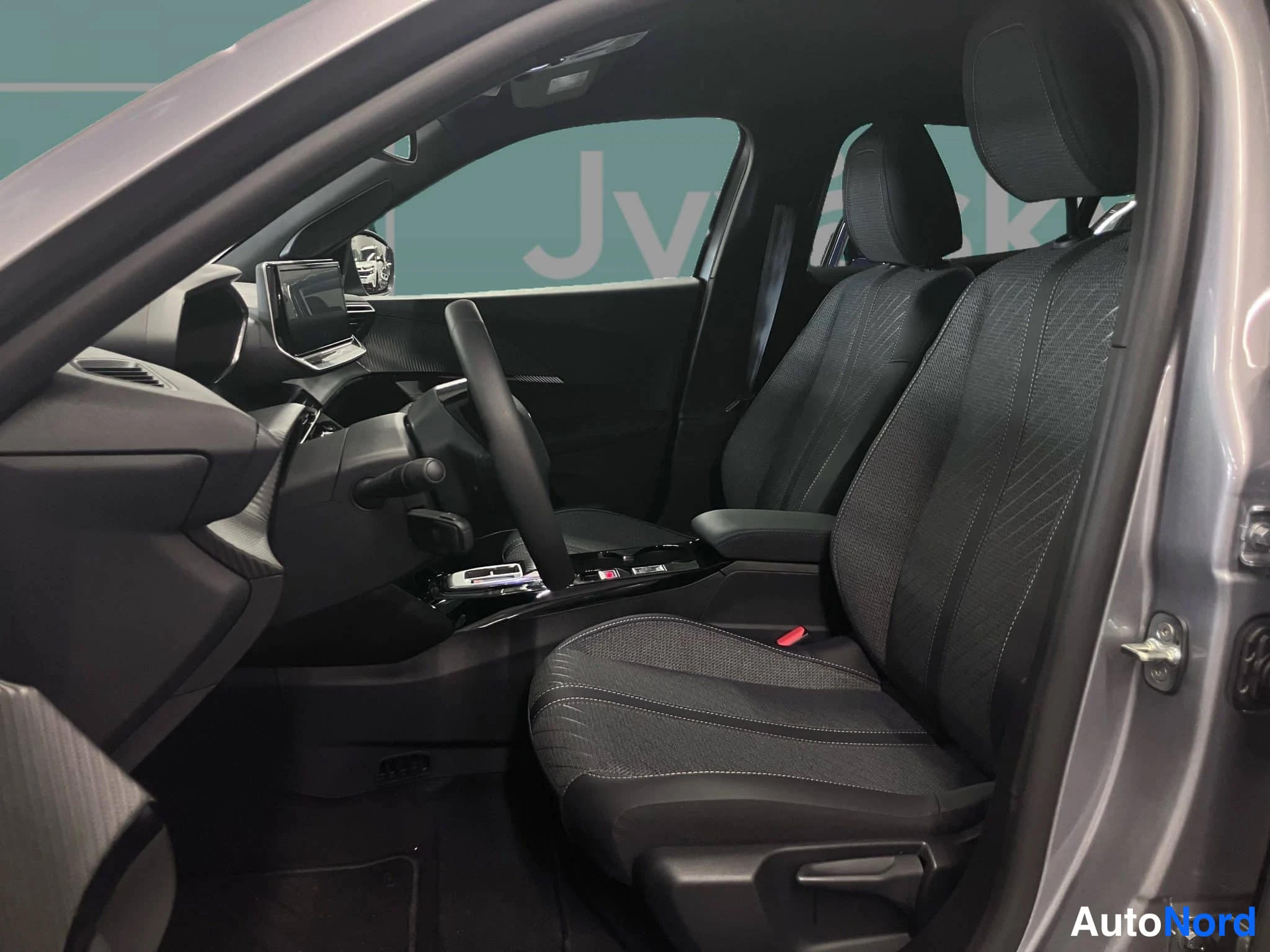 Grå Peugeot 2008 2026, förarplats, bild 13