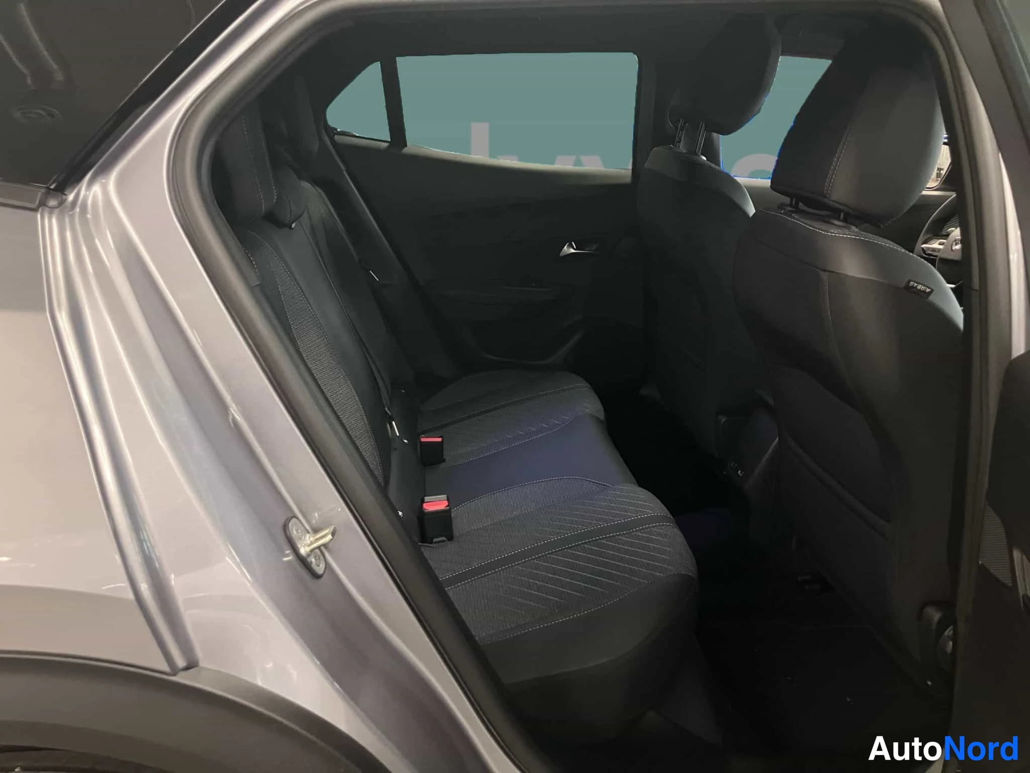 Grå Peugeot 2008 2026, baksäten, bild 19