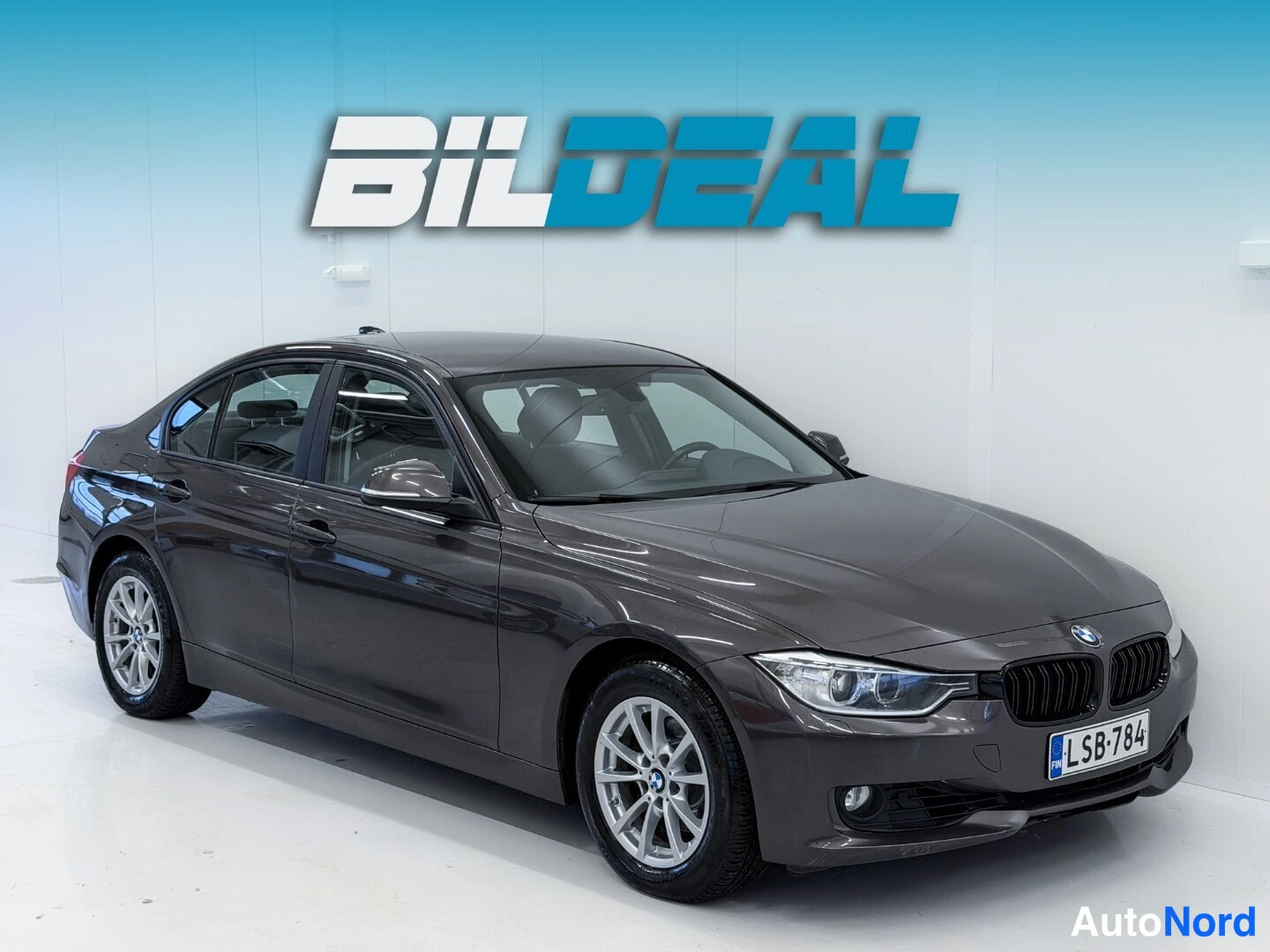Grey BMW 320i xDrive 2013, front three-quarter, nose to the right, photo 2