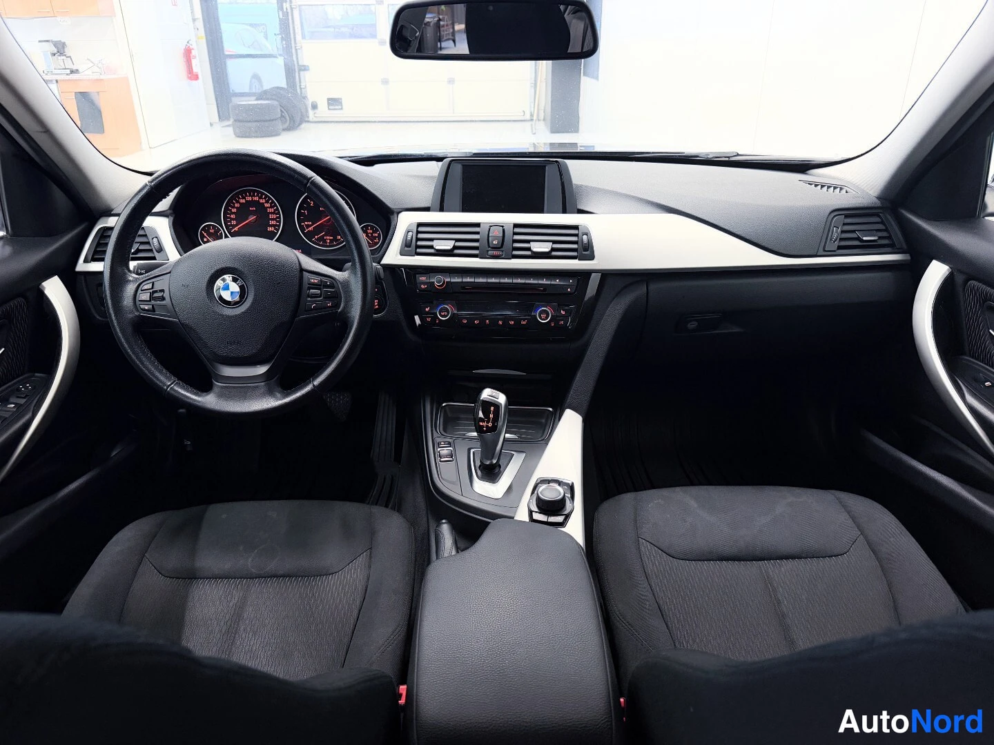 Grey BMW 320i xDrive 2013, cockpit, photo 8
