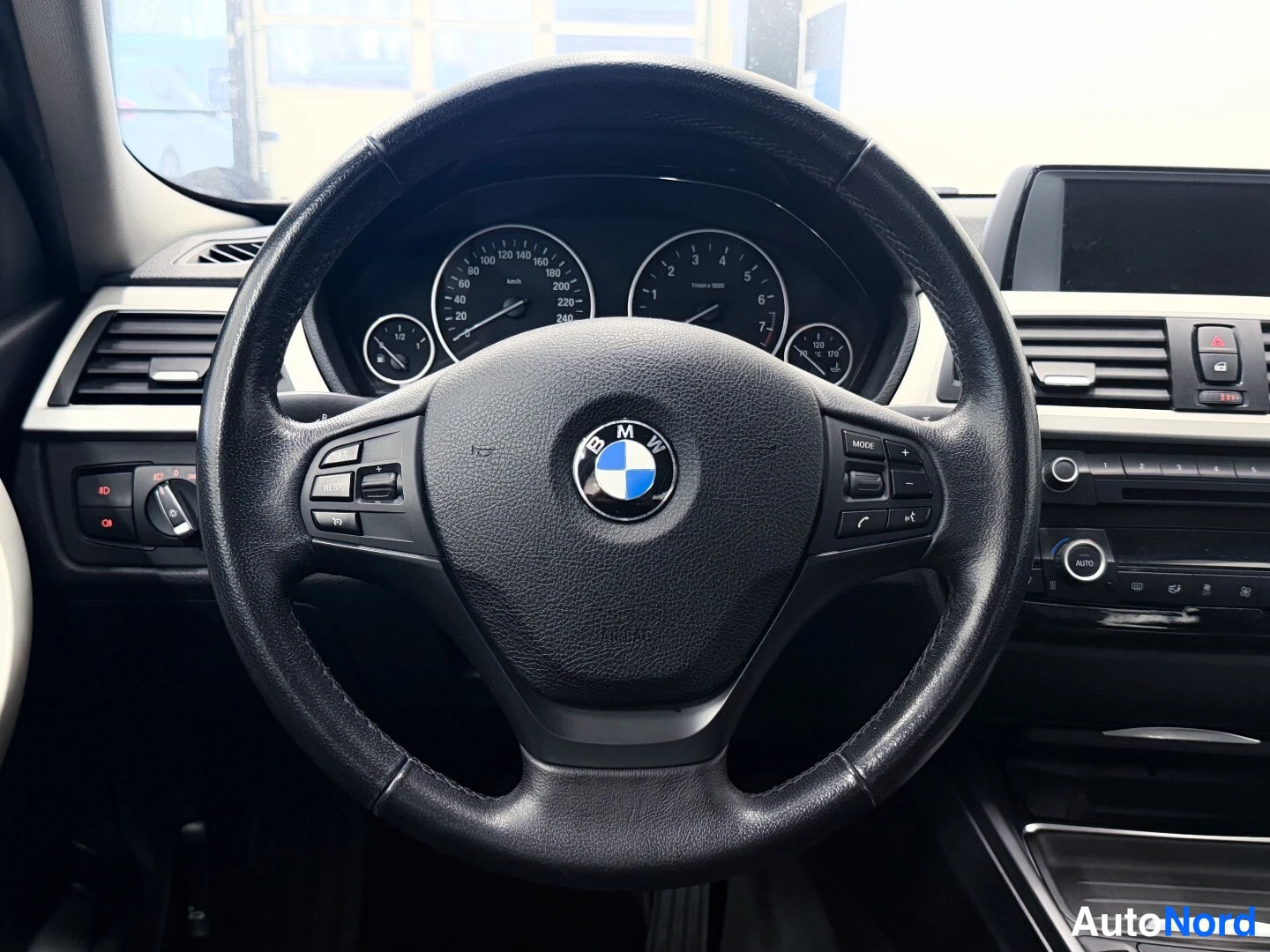 Grey BMW 320i xDrive 2013, detail, photo 13