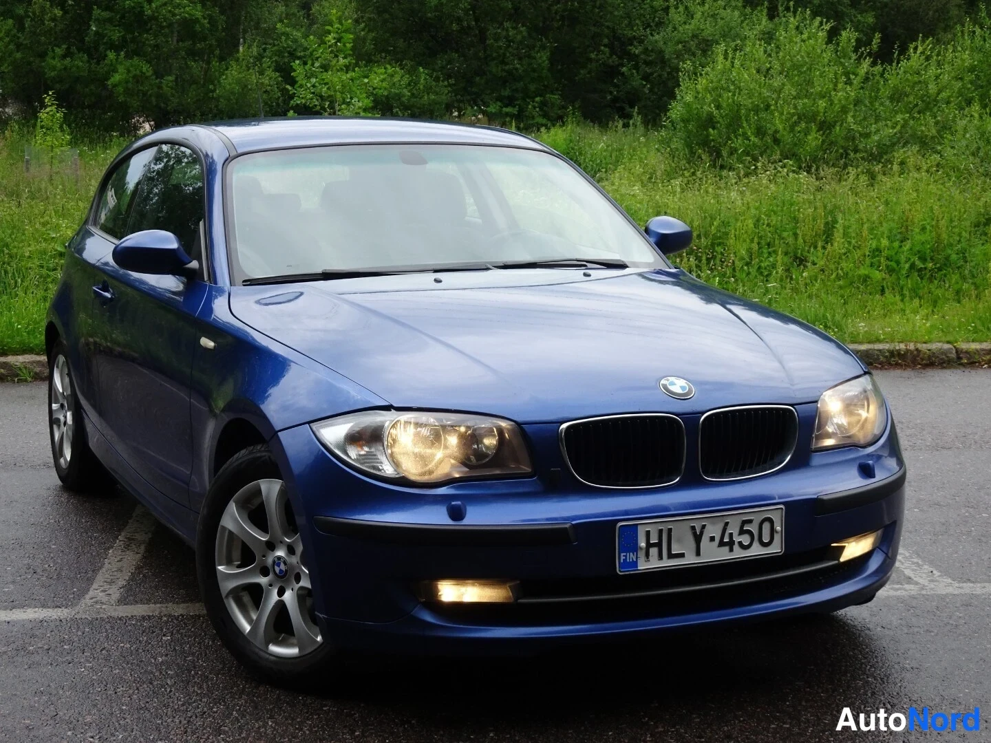 Blue BMW 116d 2010, front three-quarter, nose to the right, photo 6