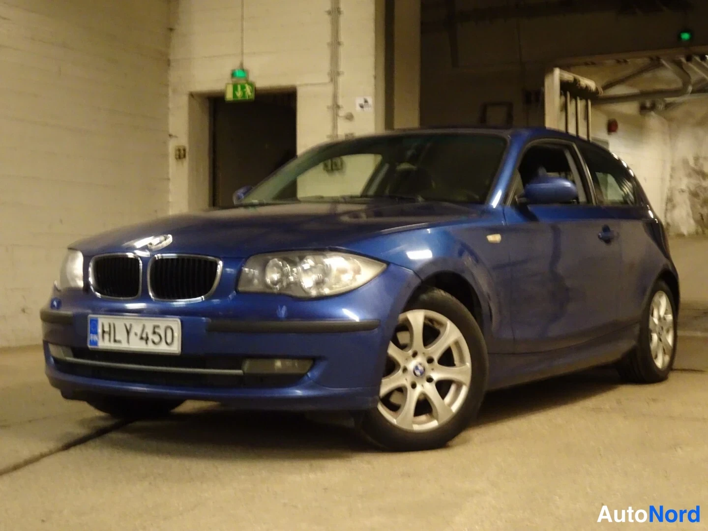 Blue BMW 116d 2010, front three-quarter, nose to the left, photo 4
