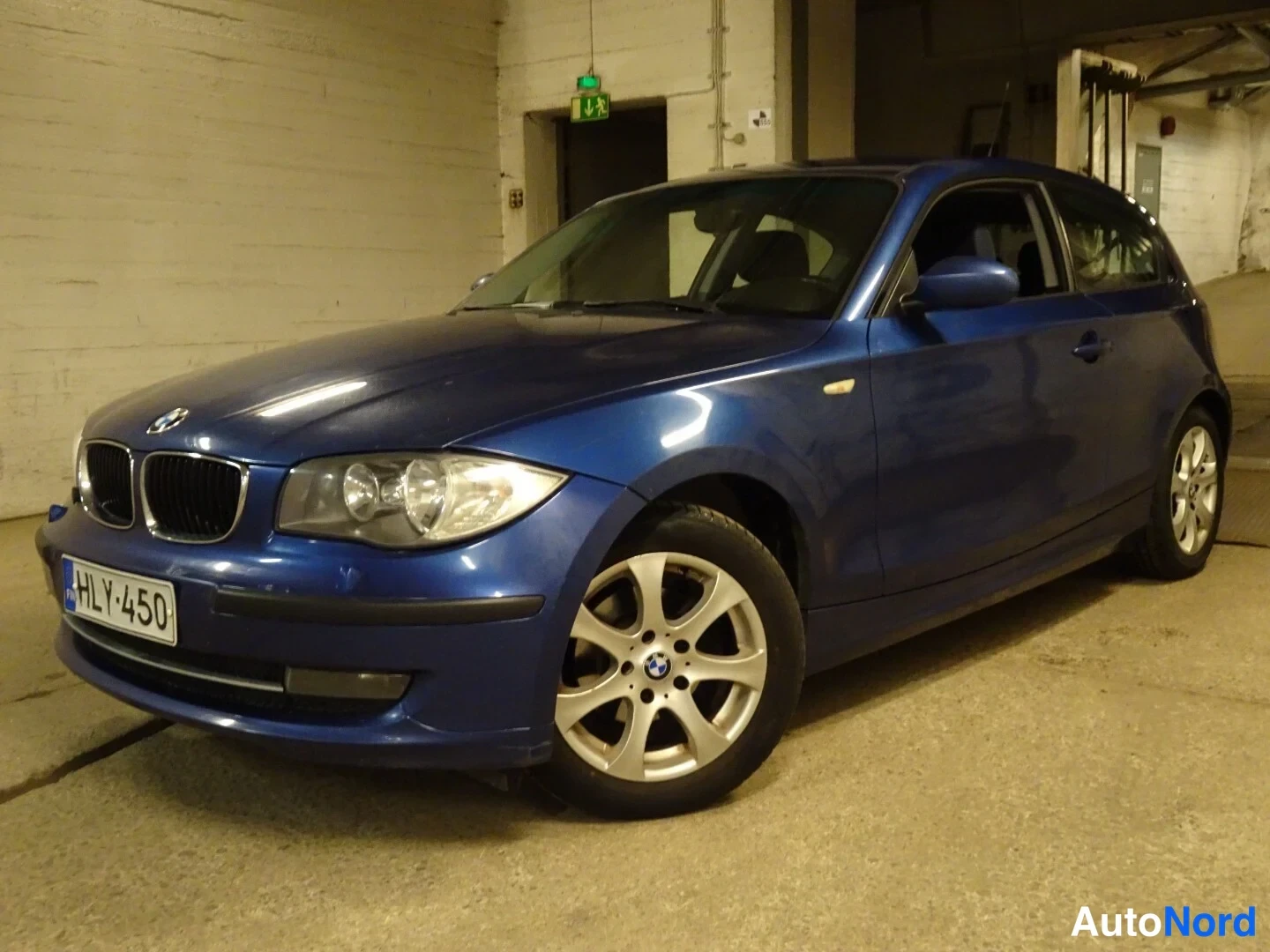 Blue BMW 116d 2010, front three-quarter, nose to the left, photo 5