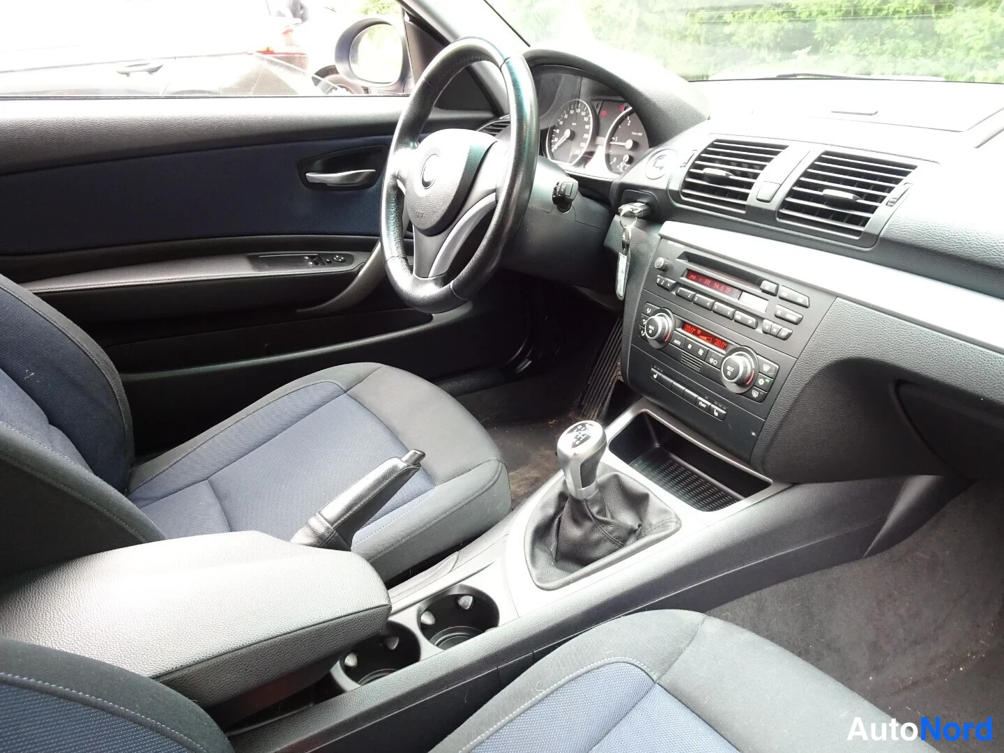 Blue BMW 116d 2010, cockpit, photo 16