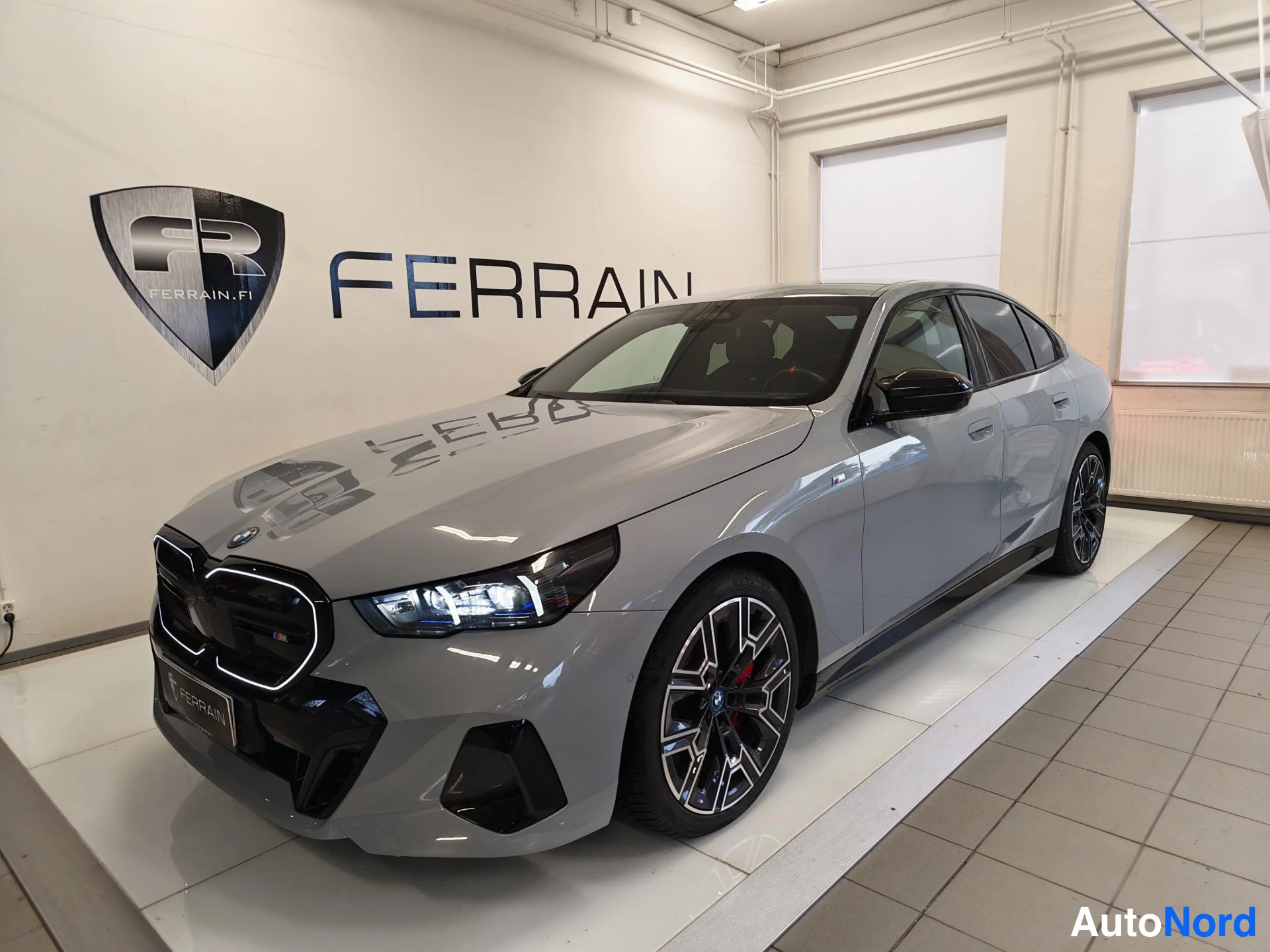 Grey BMW i5 2024, front three-quarter, nose to the left, photo 2