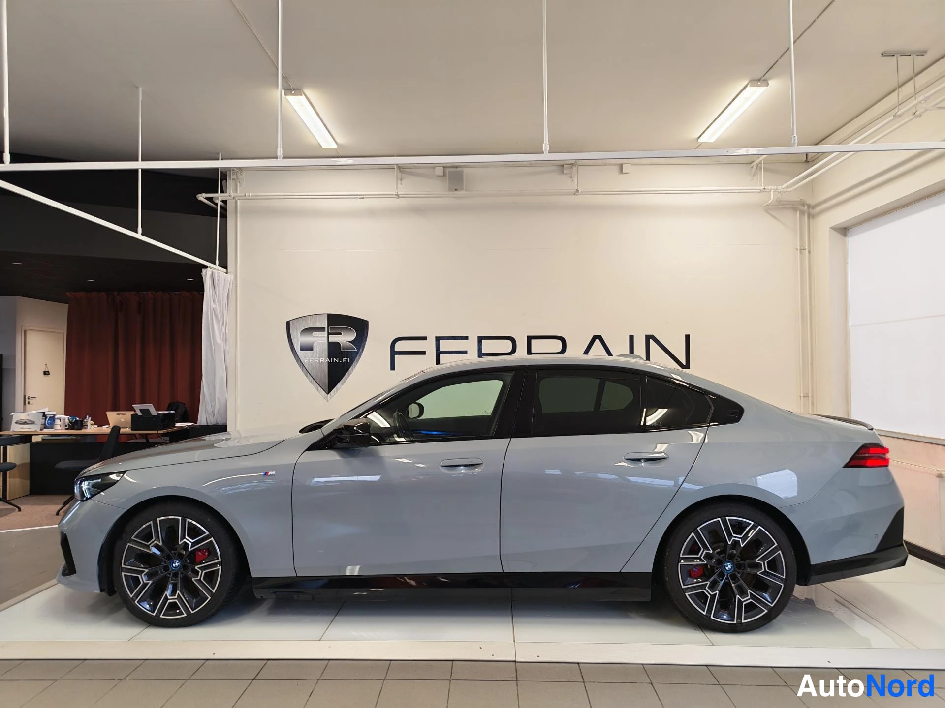 Grey BMW i5 2024, side, photo 4