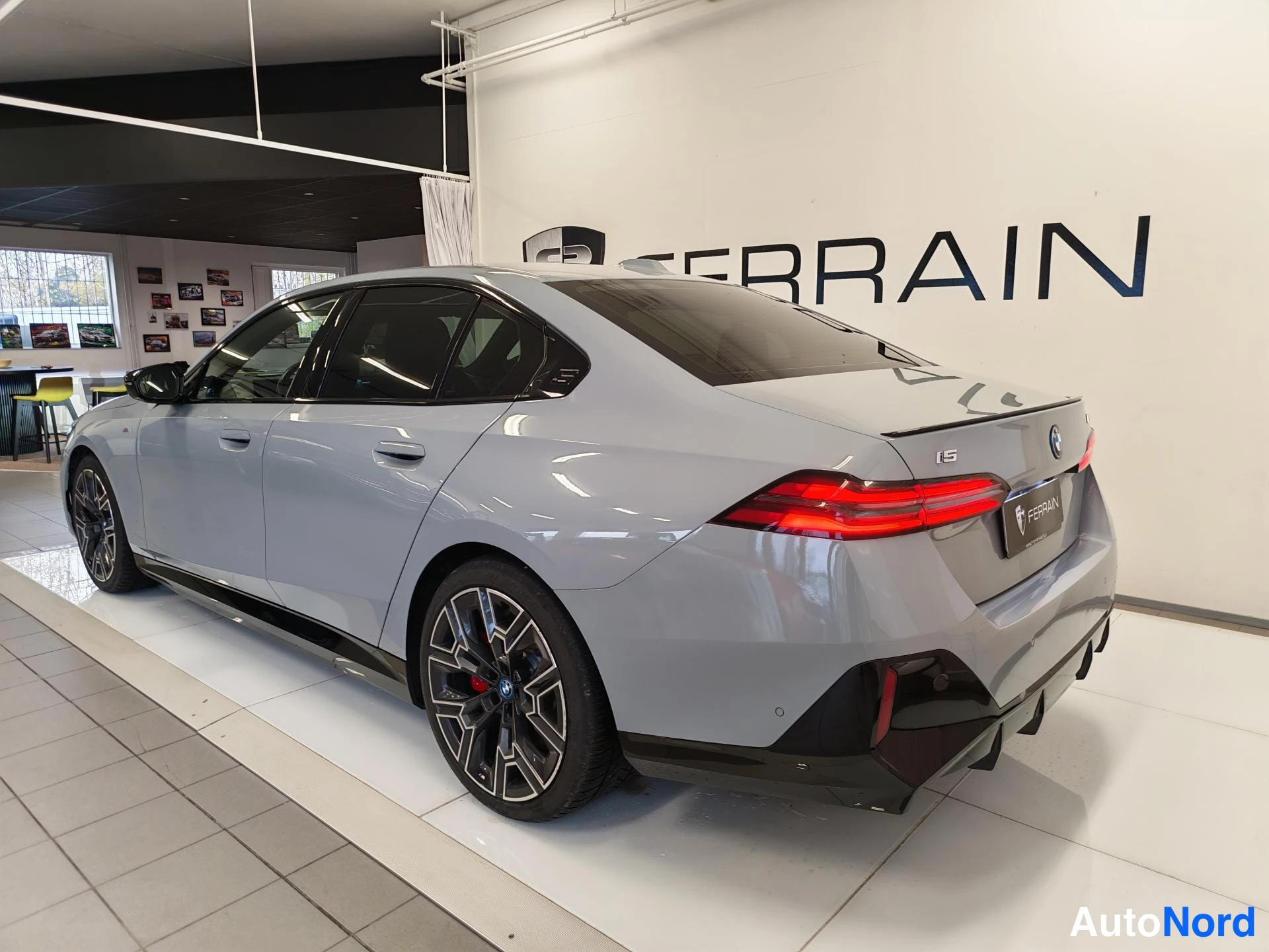 Grey BMW i5 2024, rear three-quarter, photo 5