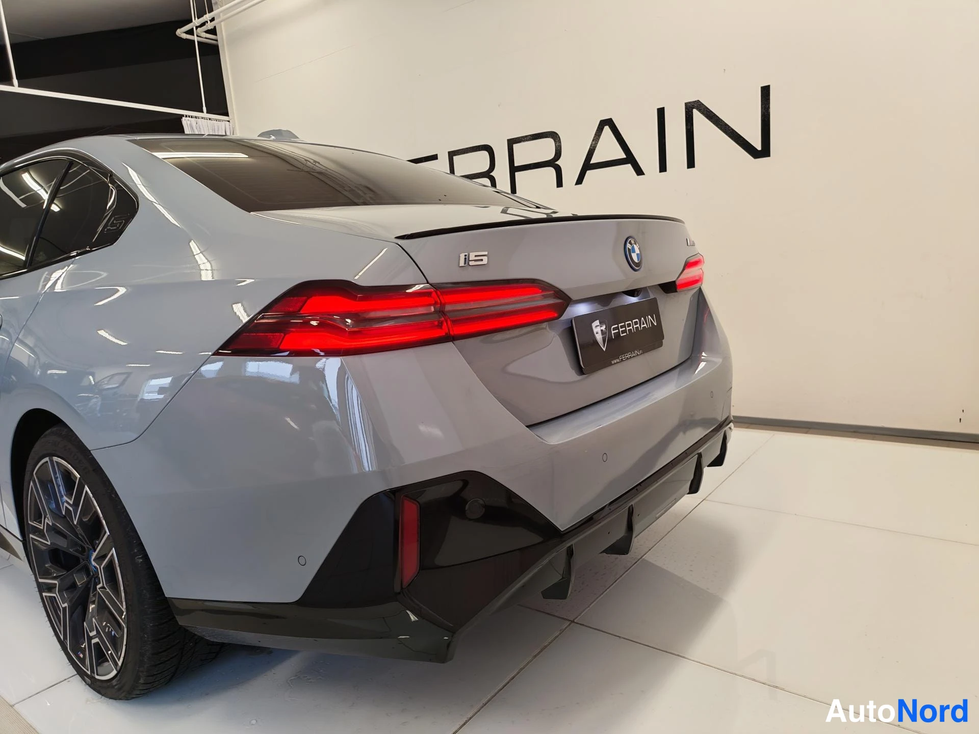 Grey BMW i5 2024, rear three-quarter, photo 6