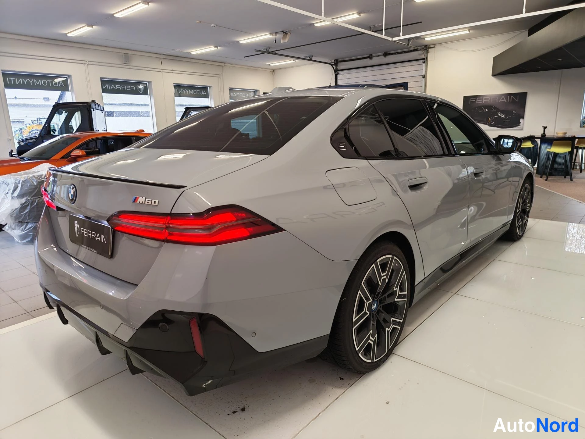 Grey BMW i5 2024, rear three-quarter, photo 7