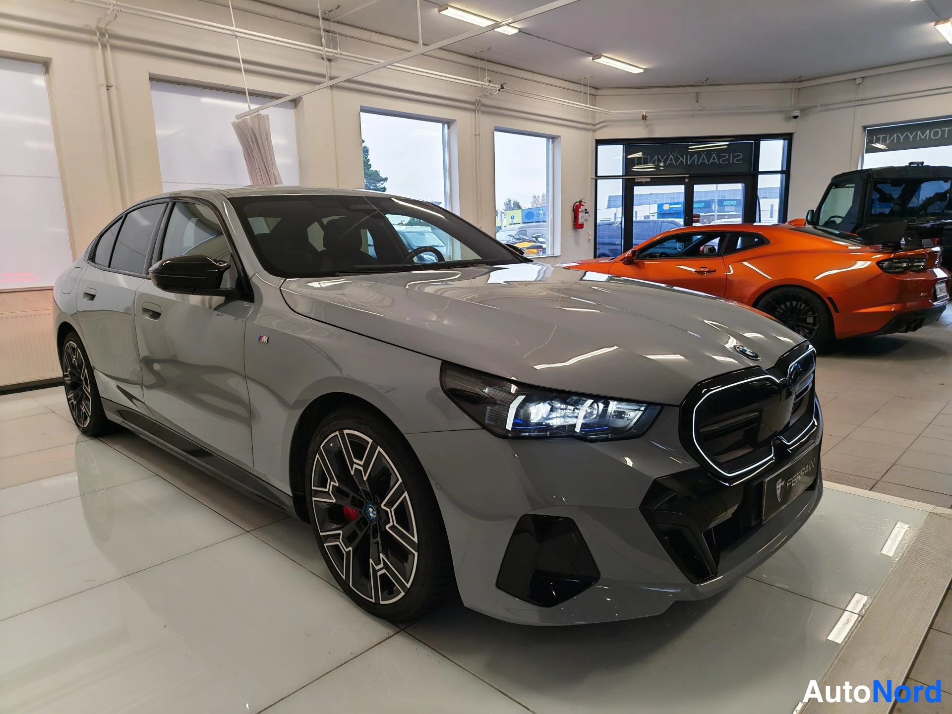 Grey BMW i5 2024, front three-quarter, nose to the right, photo 3