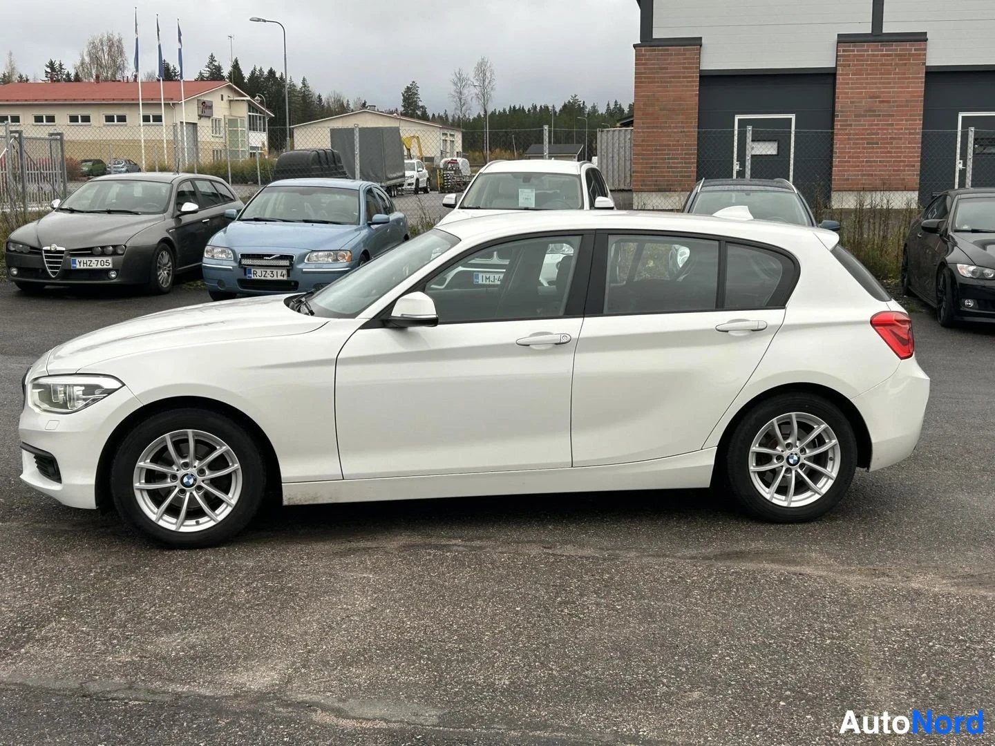 Valkoinen BMW 118i 2019, takaviisto, kuva 4