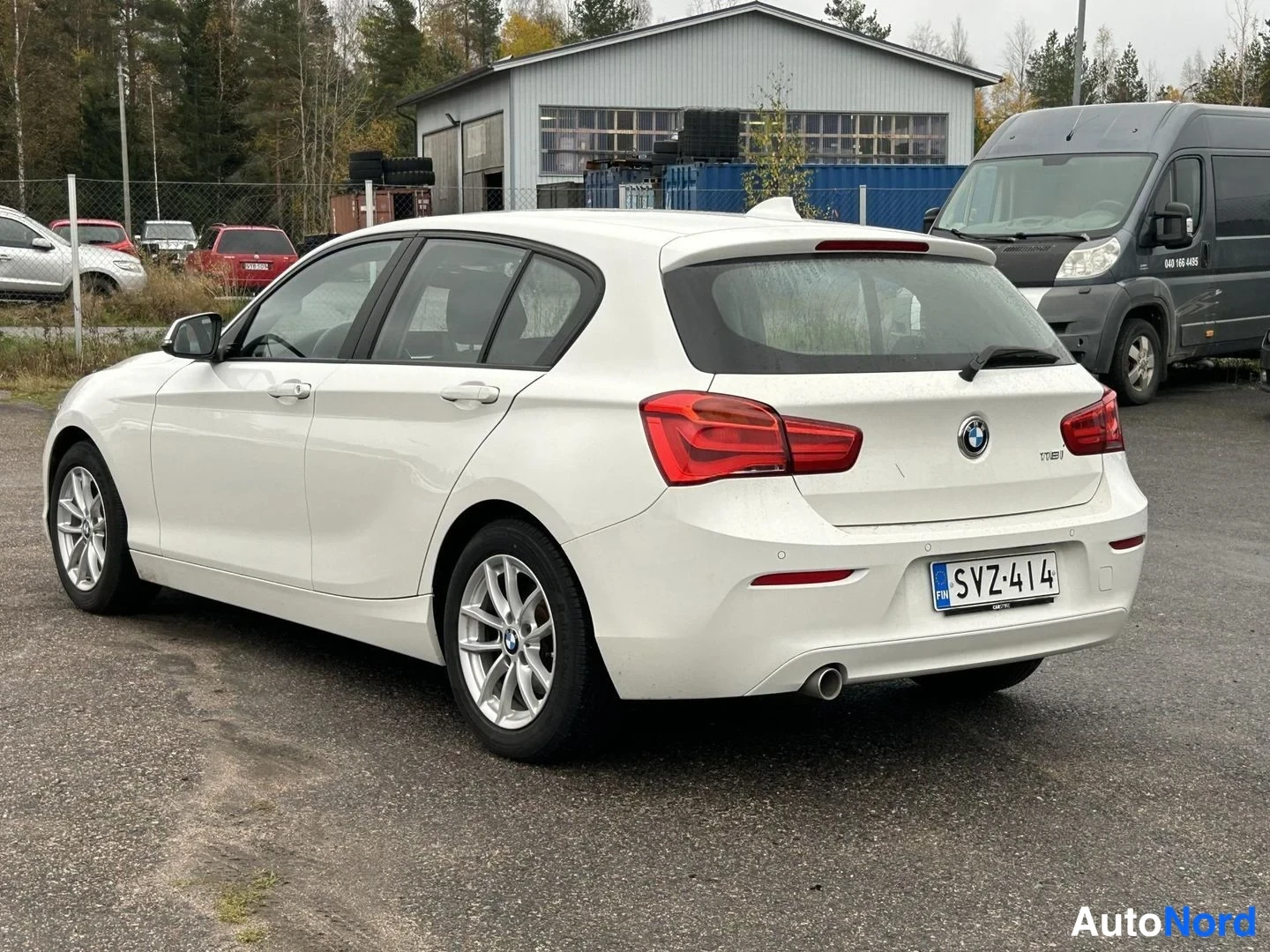 Valkoinen BMW 118i 2019, takaviisto, kuva 5