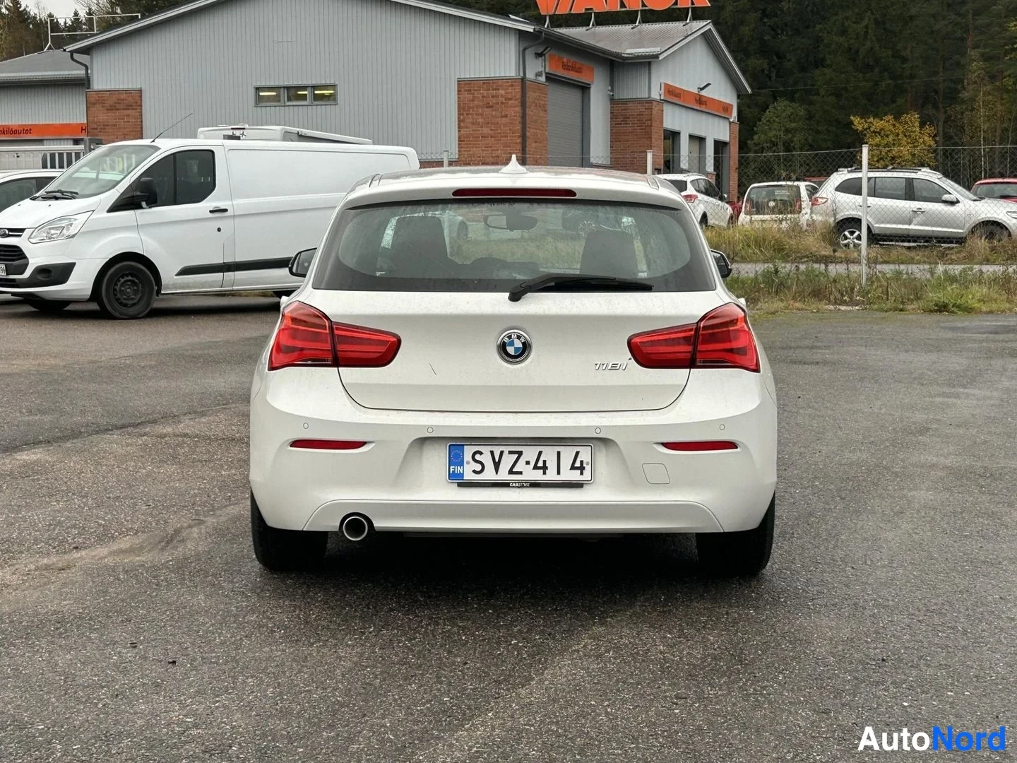 Valkoinen BMW 118i 2019, takaa, kuva 7