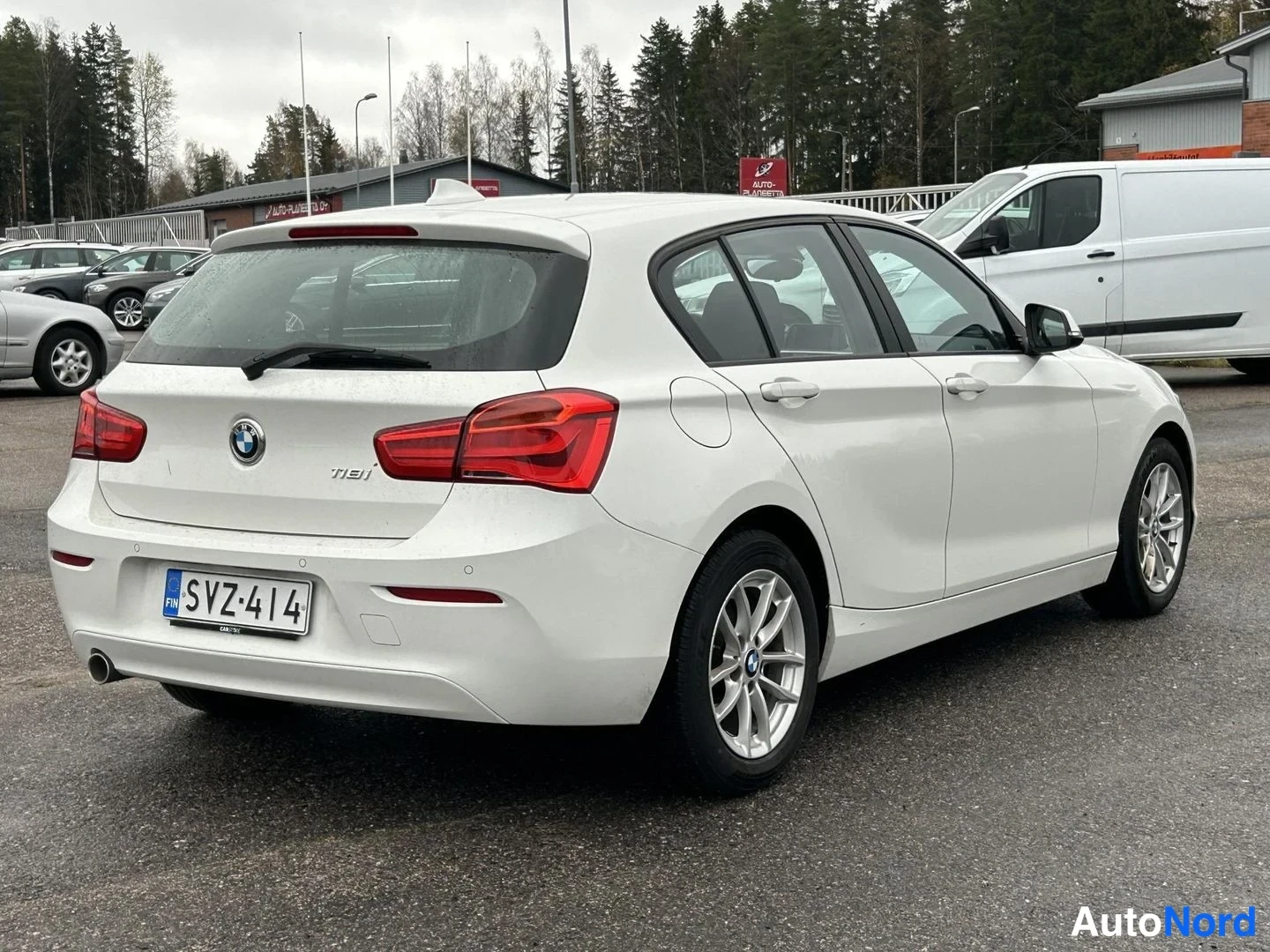 Valkoinen BMW 118i 2019, takaviisto, kuva 6