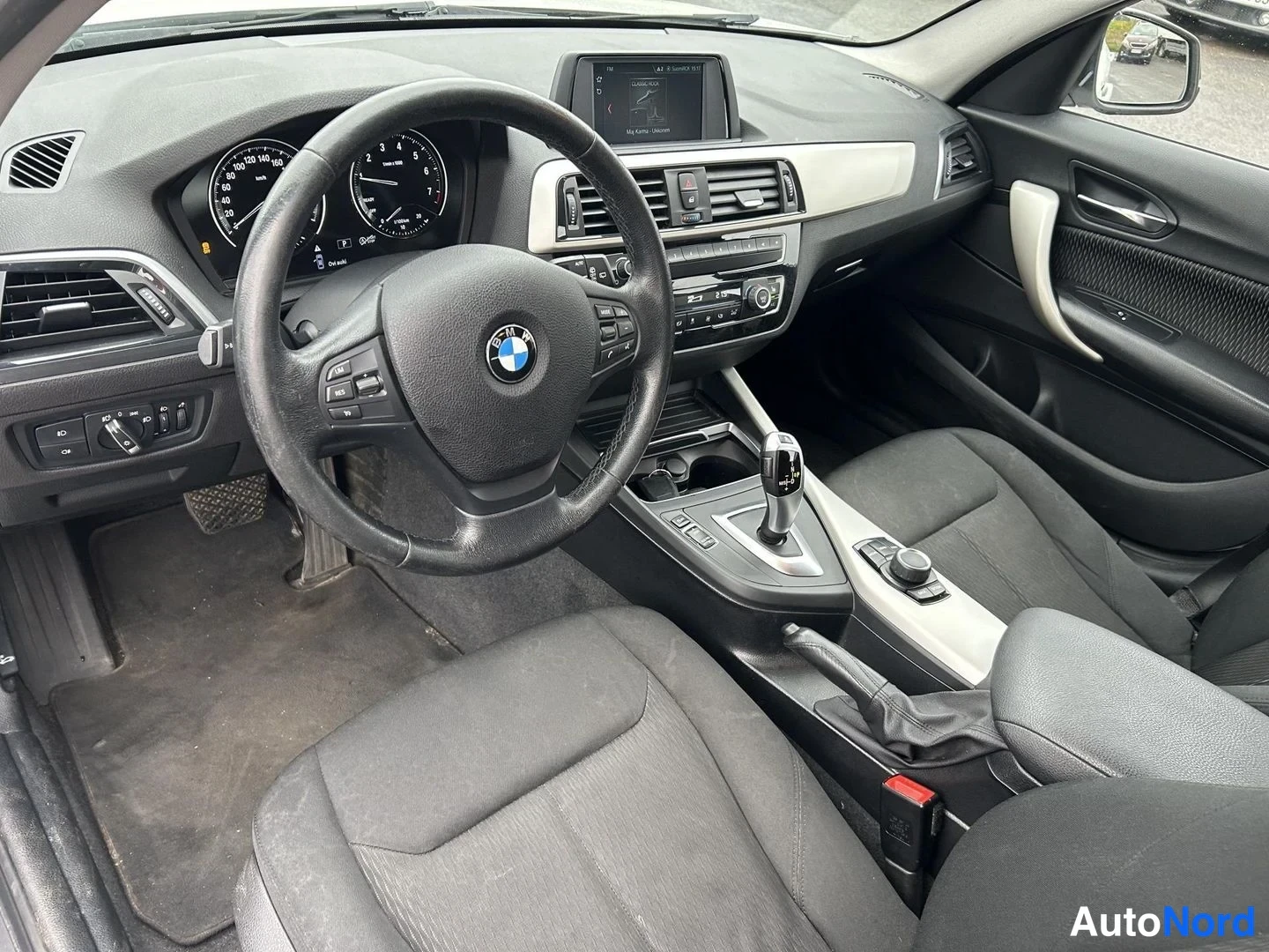 Valkoinen BMW 118i 2019, ohjaamo, kuva 8