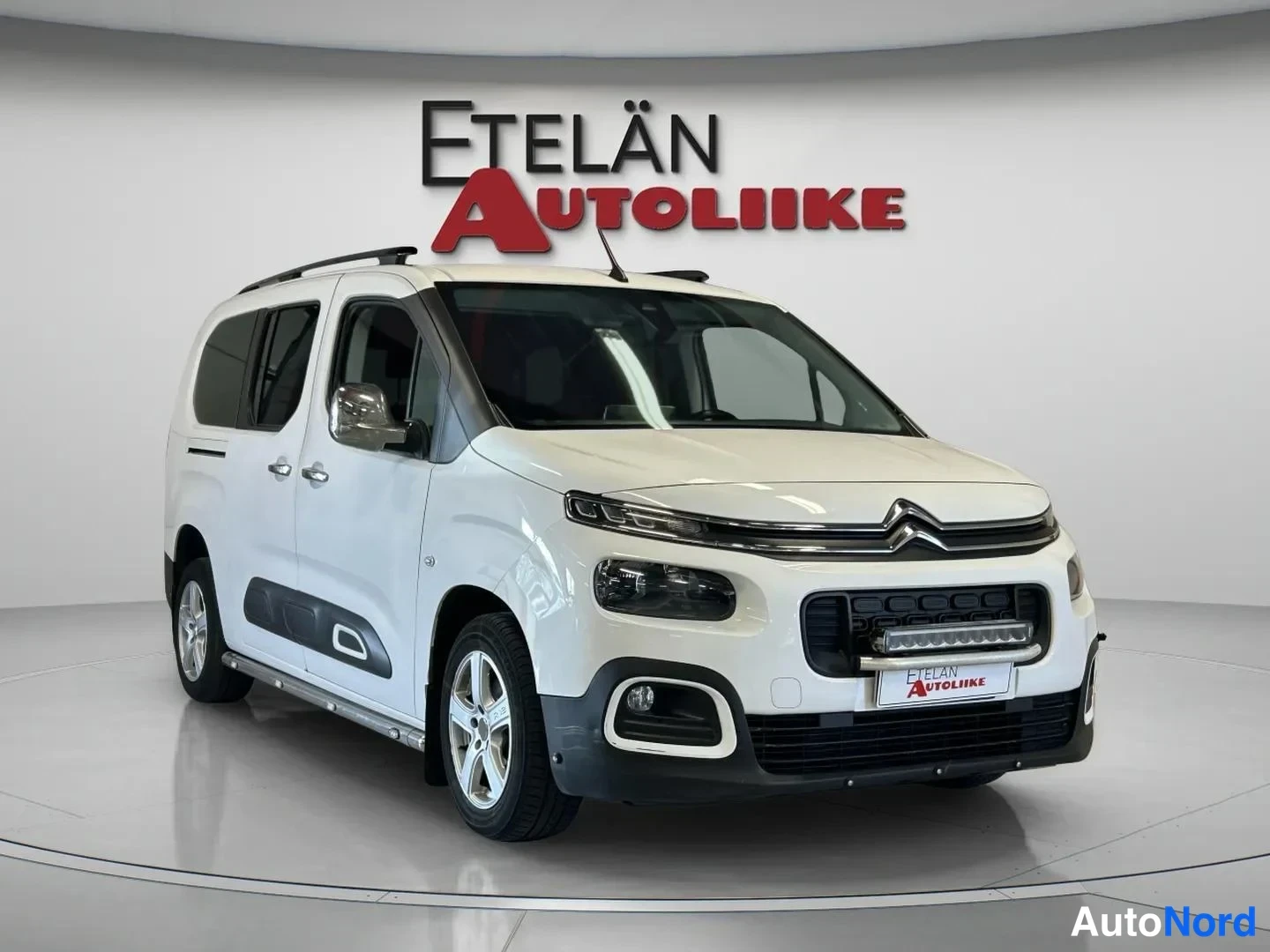 Valkoinen Citroen Berlingo 2019, etuviisto, keula oikealle, kuva 2