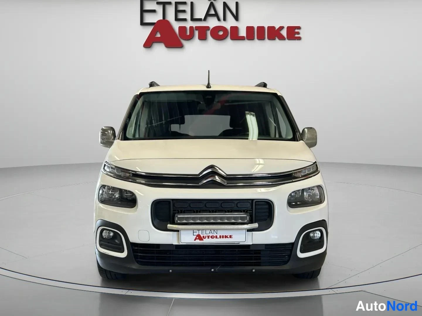 Valkoinen Citroen Berlingo 2019, edestä, kuva 4
