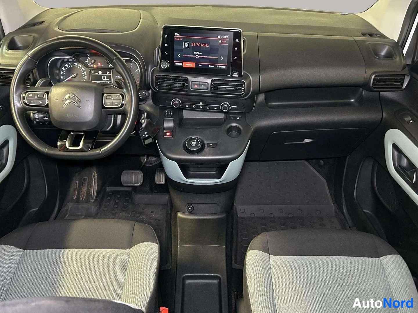 Valkoinen Citroen Berlingo 2019, ohjaamo, kuva 11