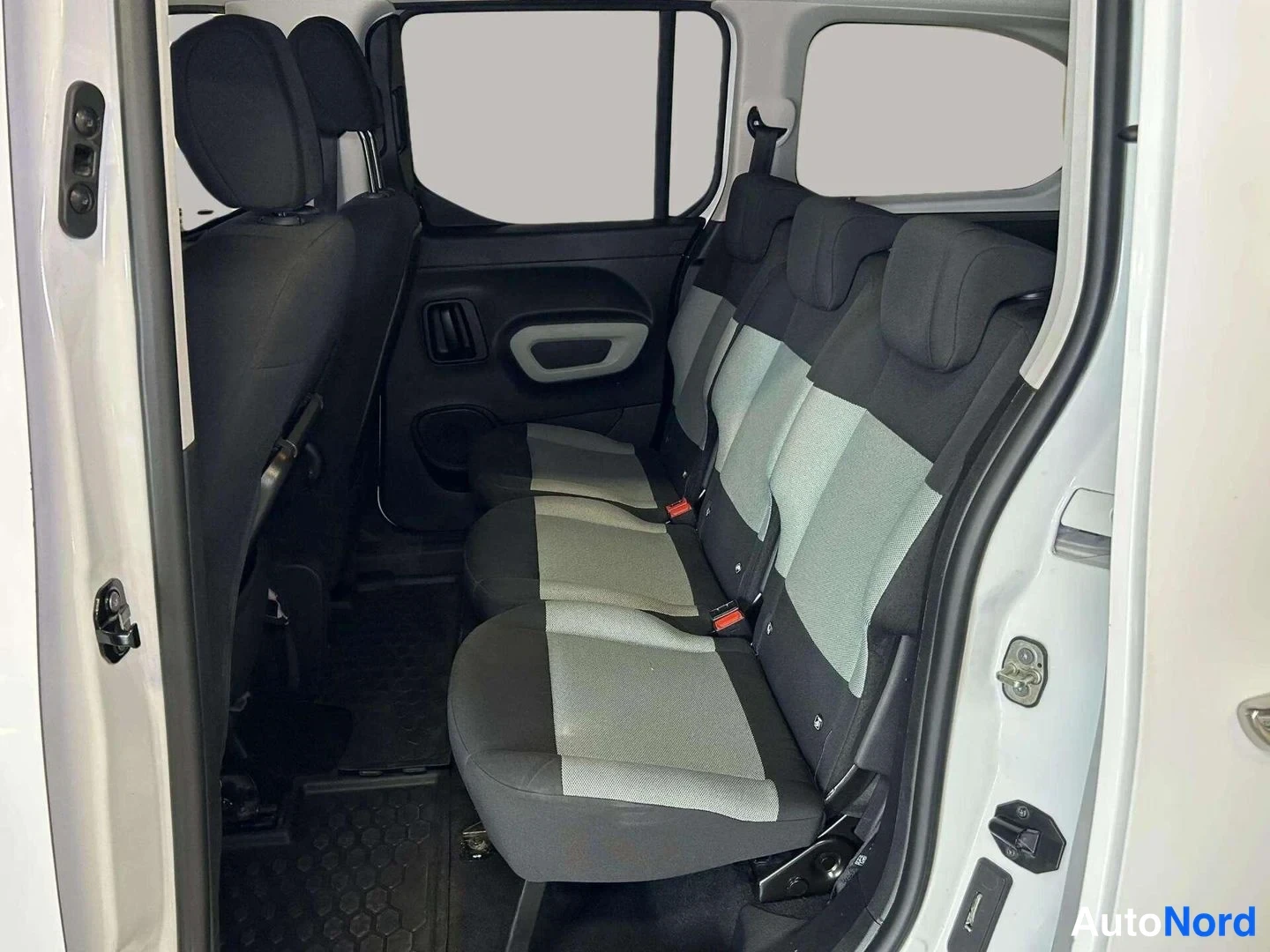 Valkoinen Citroen Berlingo 2019, takaistuimet, kuva 15