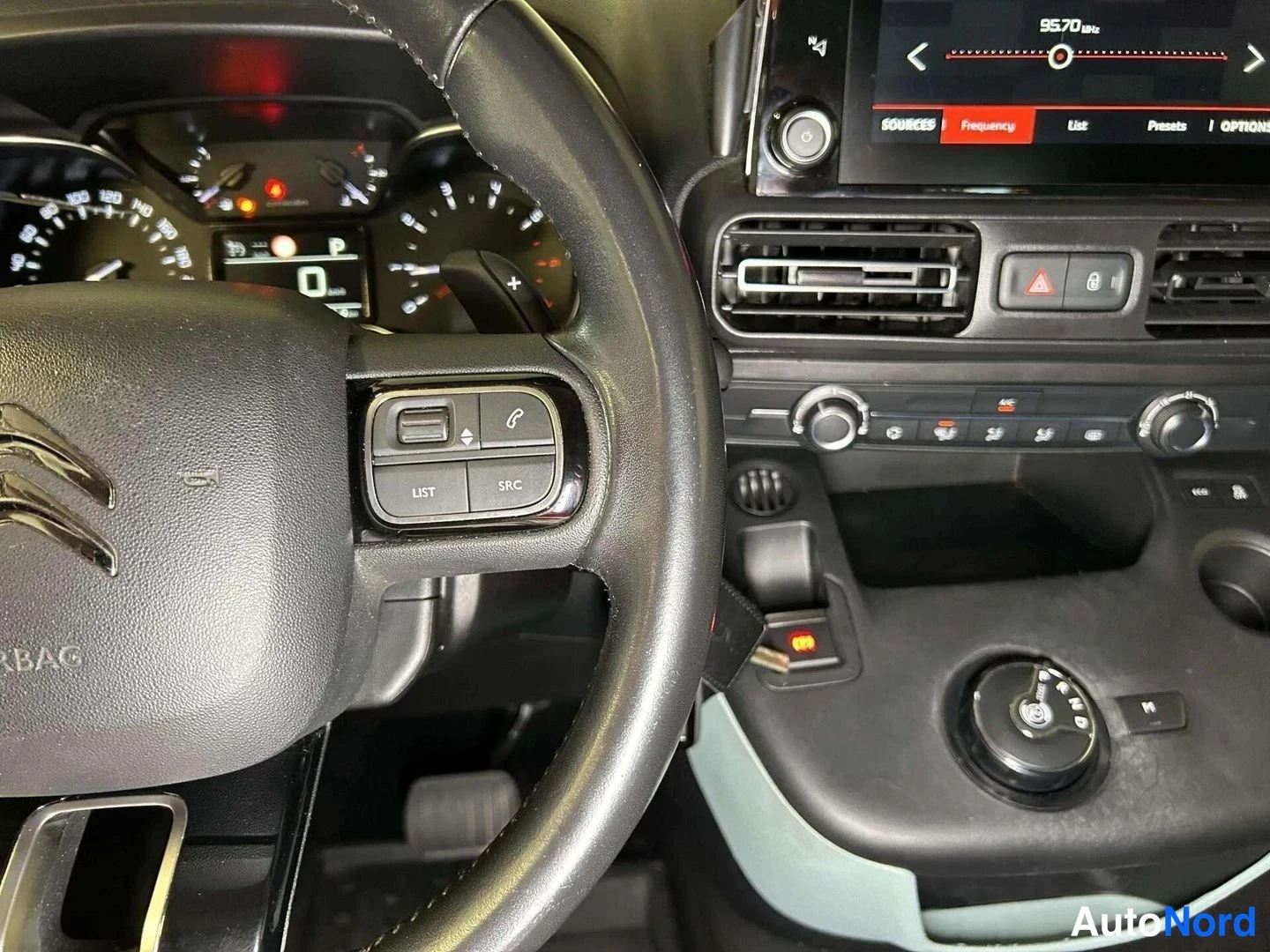 Valkoinen Citroen Berlingo 2019, yksityiskohta, kuva 20