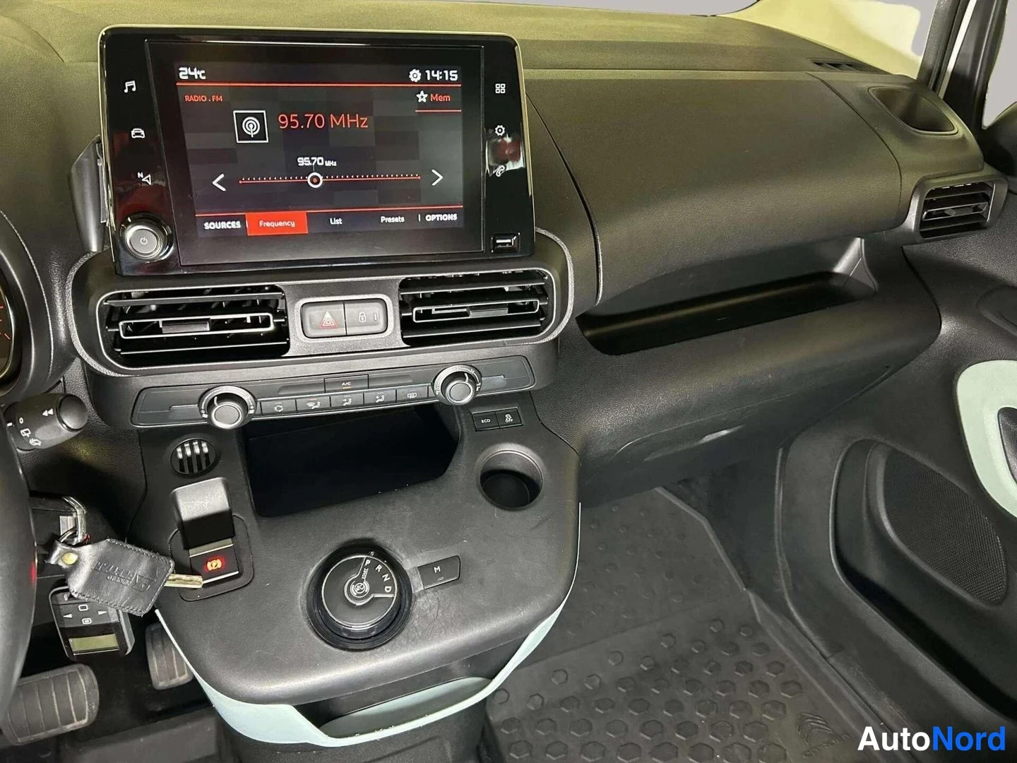 Valkoinen Citroen Berlingo 2019, ohjaamo, kuva 14