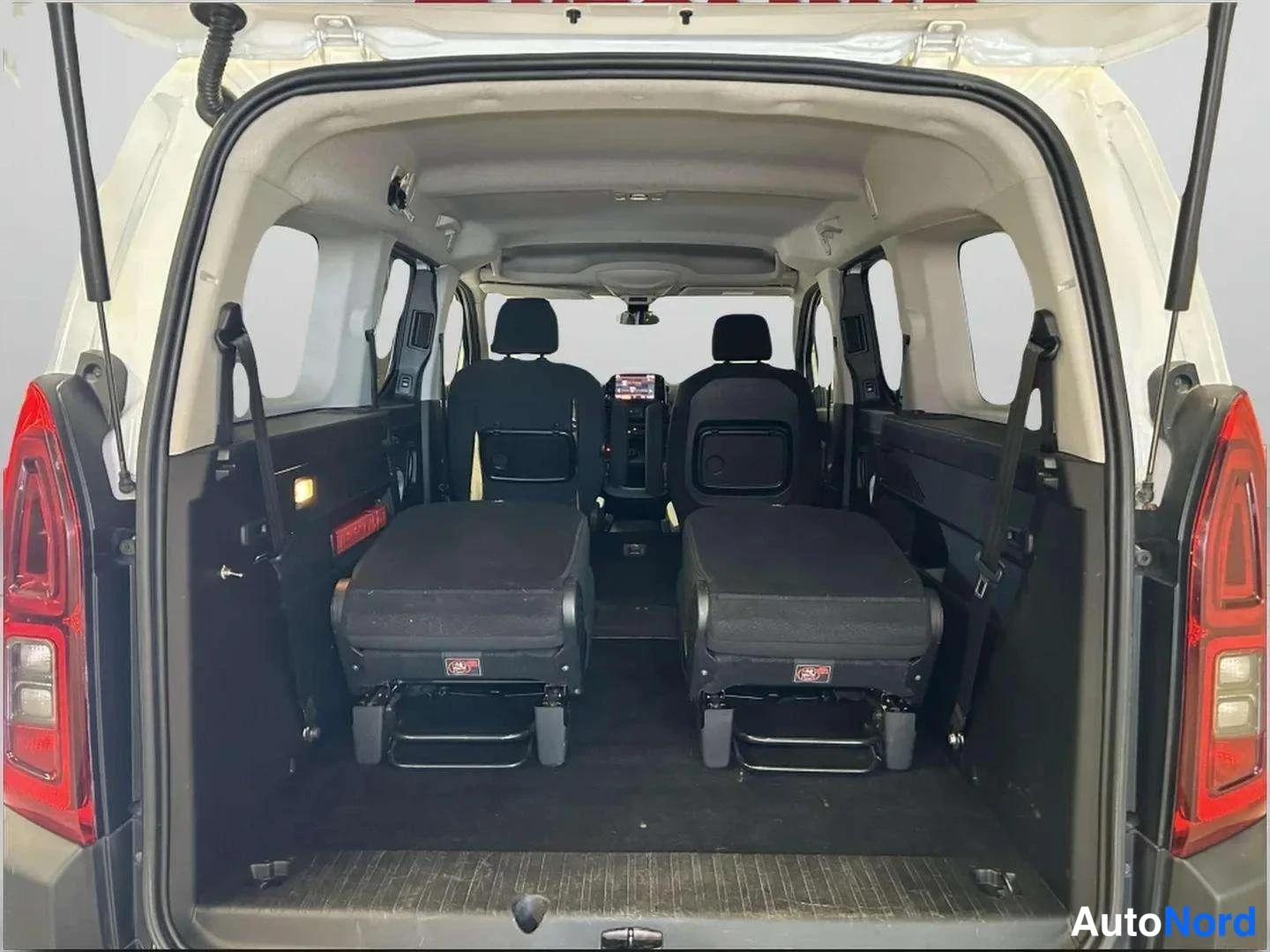 Valkoinen Citroen Berlingo 2019, takaistuimet, kuva 17