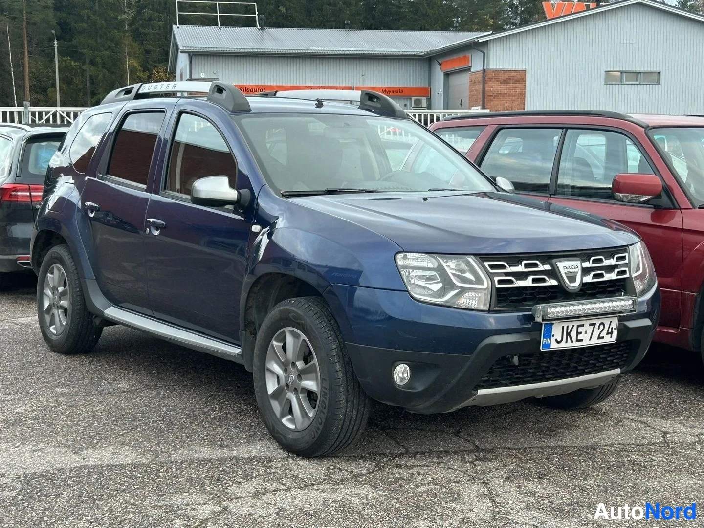 Blue Dacia Duster 2017, front three-quarter, nose to the right, photo 2