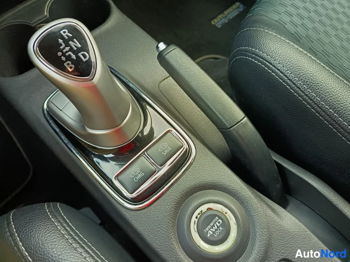 Musta Mitsubishi Outlander PHEV 2014, yksityiskohta, kuva 11