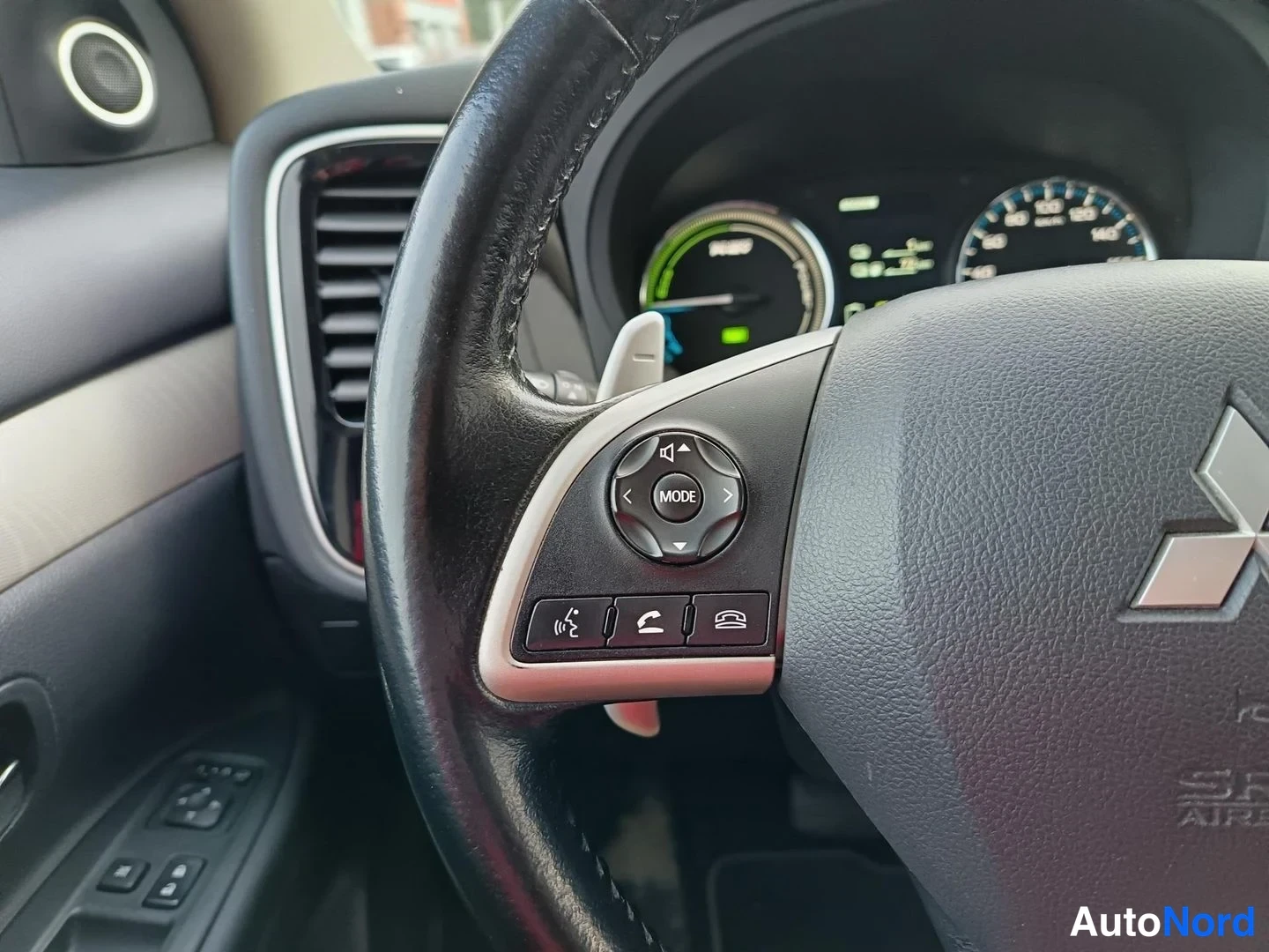 Musta Mitsubishi Outlander PHEV 2014, yksityiskohta, kuva 7